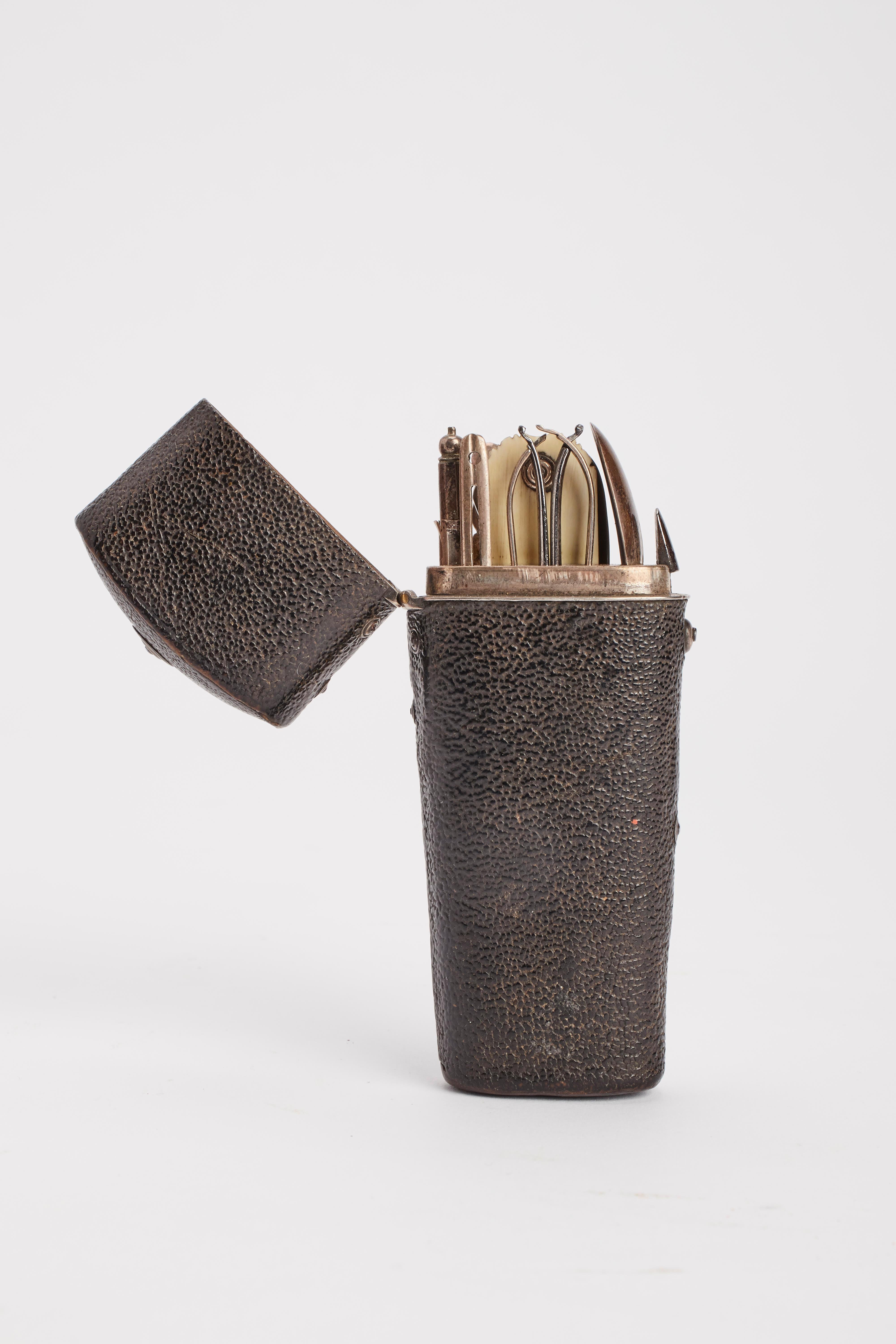 Shagreen etui case, London circa 1800. In Good Condition For Sale In Milan, IT