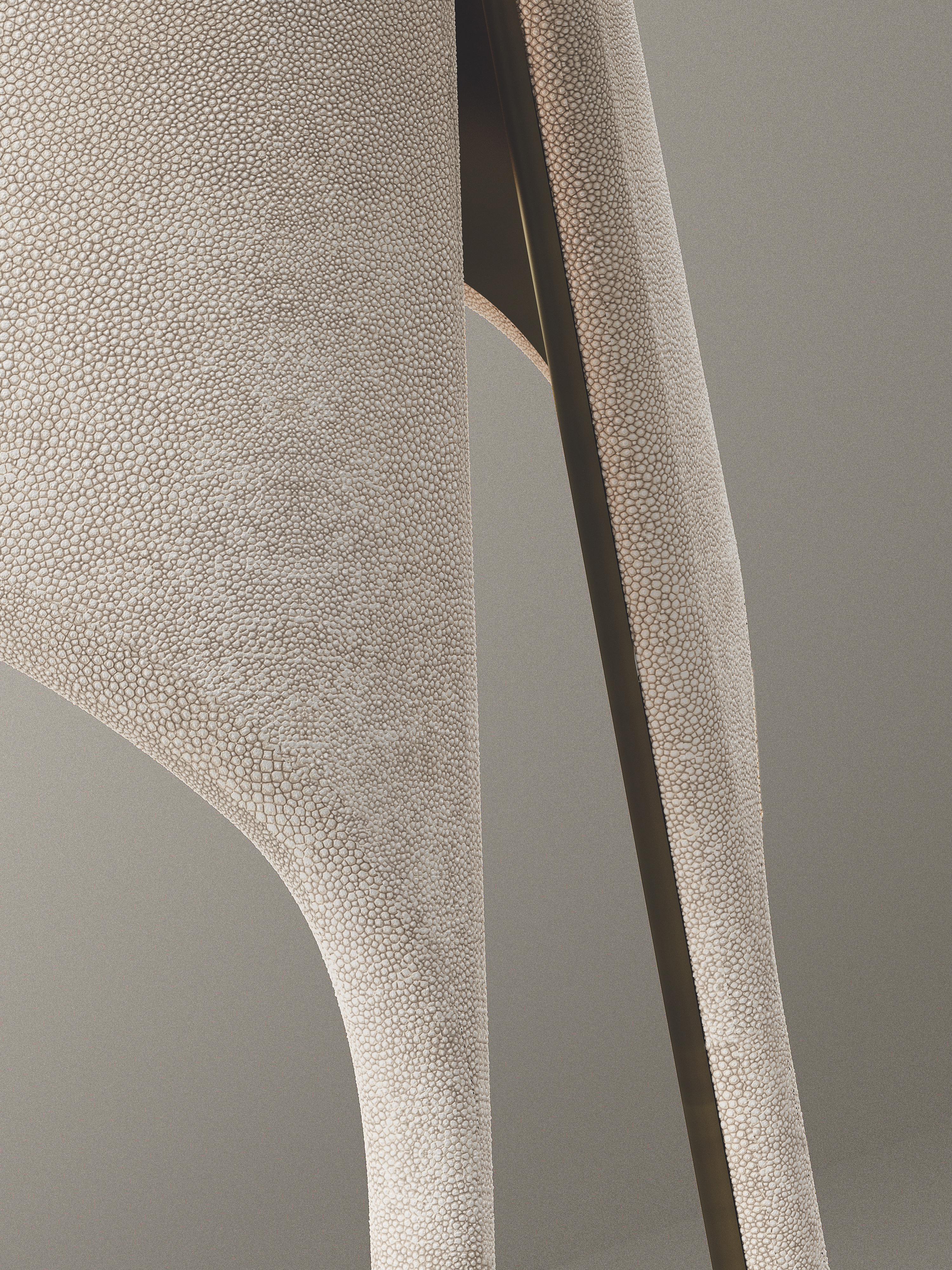 Lampadaire en galuchat avec détails en laiton bronze-patina de R&Y Augousti en vente 3