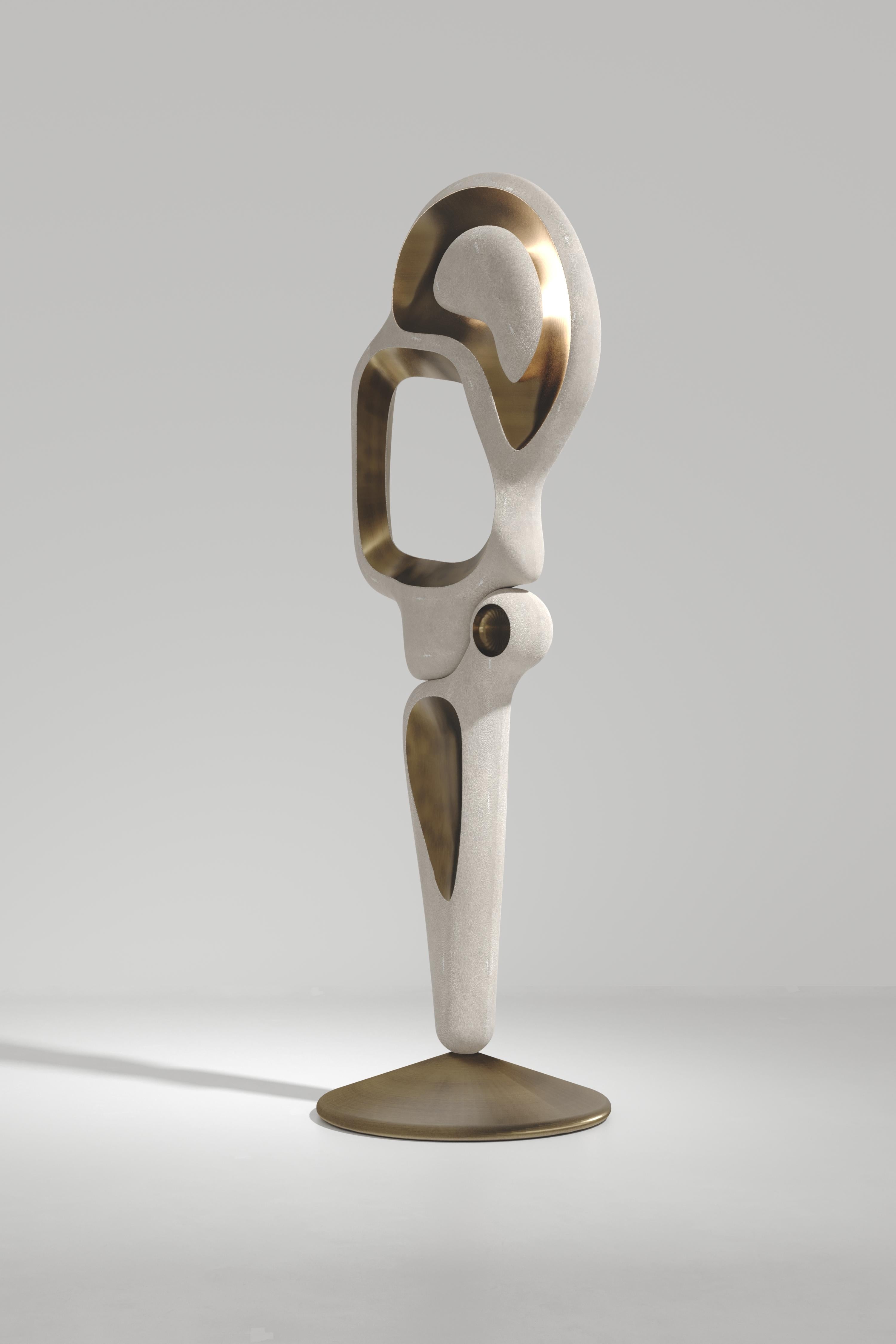 Le lampadaire Owl de R&Y Augousti est une pièce sculpturale à l'allure vintage-moderne. La pièce explore les courbes organiques bulbeuses et les découpes avec des détails subtils pour créer l'esthétique Augousti. Les parties suspendues qui