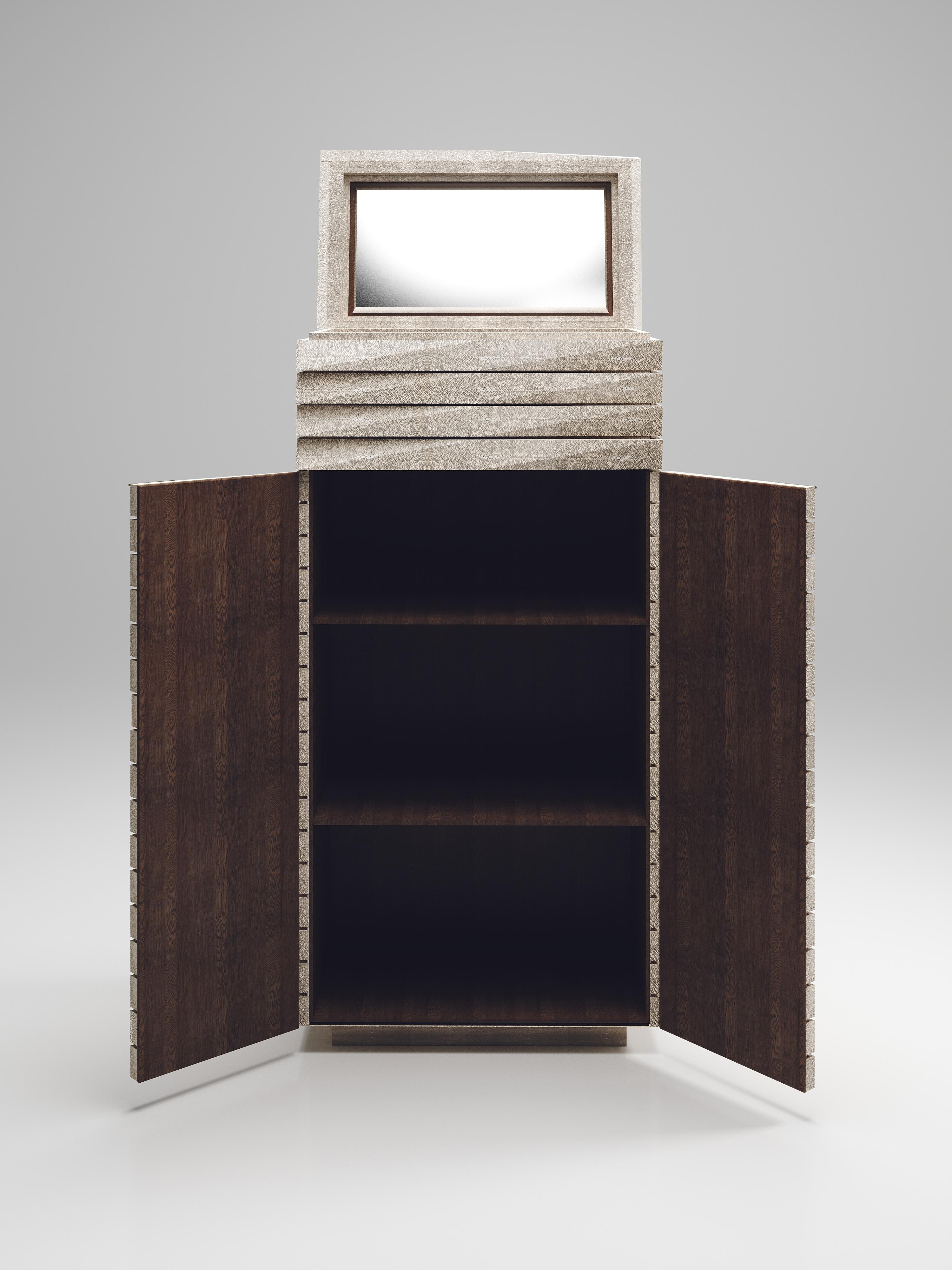 Le meuble de bar cannelé de R & Y Augousti présente un design épuré et géométrique. La pièce incrustée de galuchat crème est d'une grande utilité tout en conservant une esthétique saisissante grâce aux incroyables détails cannelés ciselés à la main.
