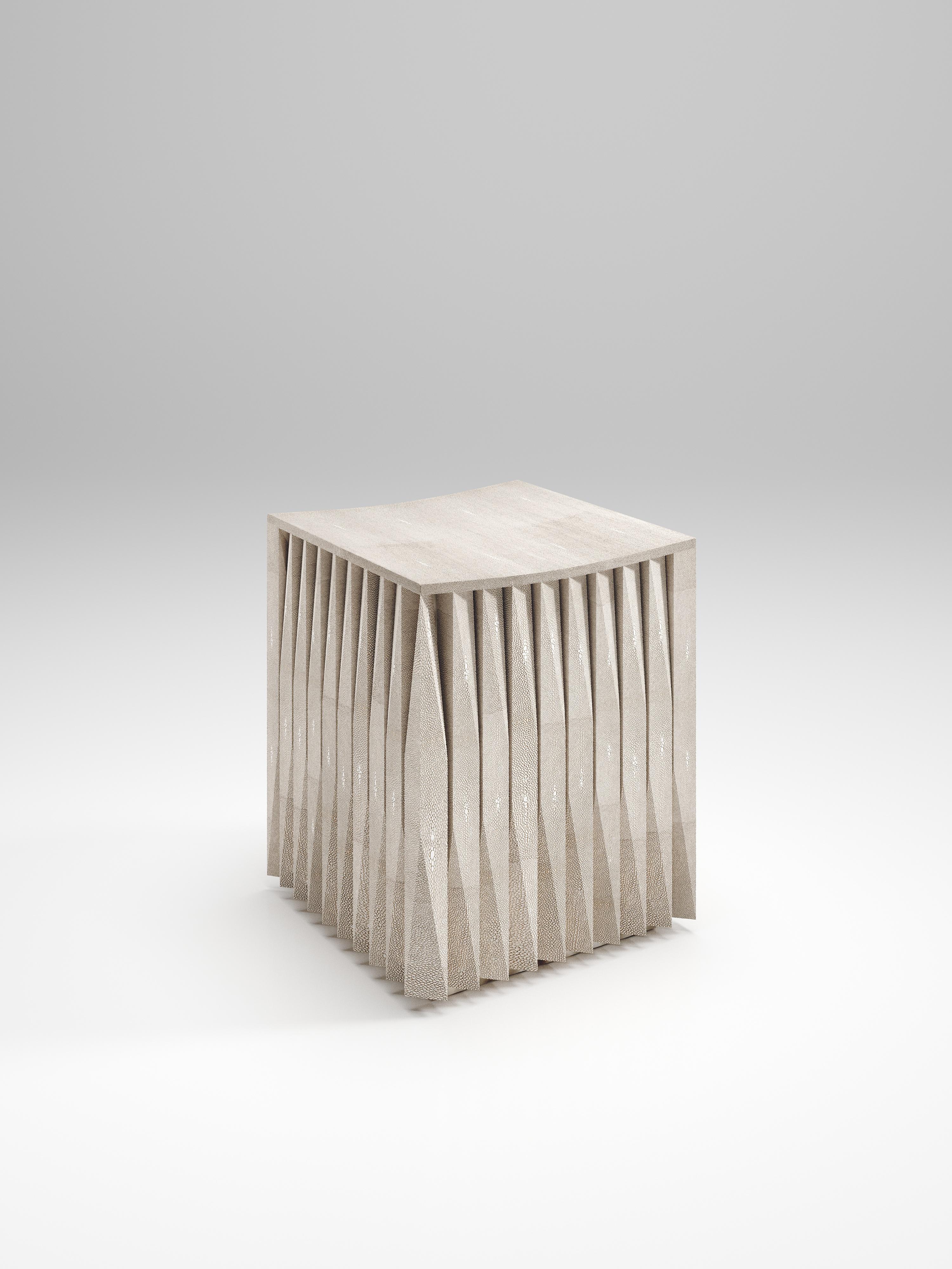 Der geriffelte Hocker von R & Y Augousti ist ein elegantes und geometrisches Design. Die schwarze Einlage aus Federmuschel bietet Komfort und gleichzeitig eine auffällige Ästhetik mit den unglaublichen, handgearbeiteten, geriffelten Details.