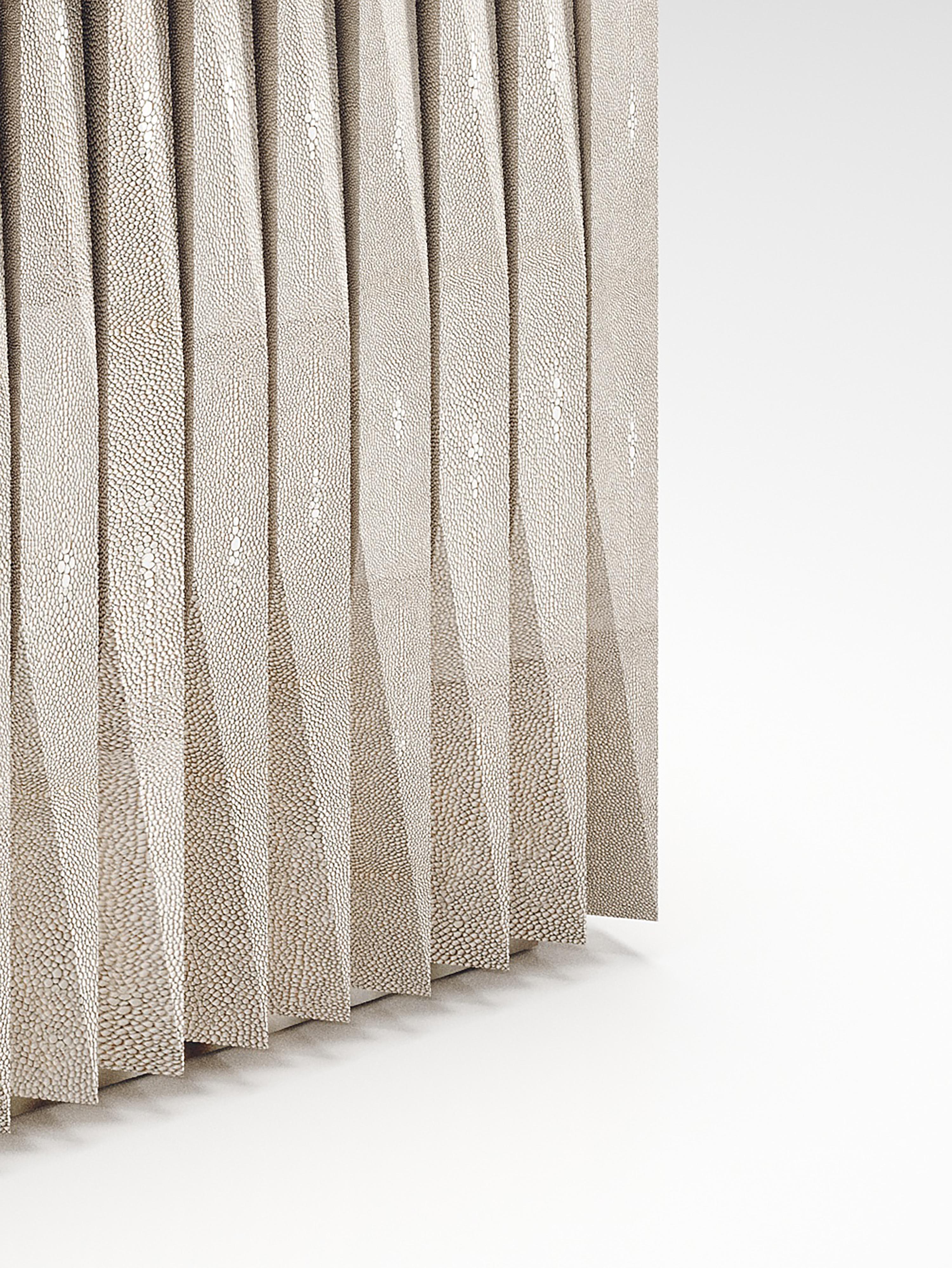 Shagreen kannelierter Hocker von R&Y Augousti (Französisch) im Angebot