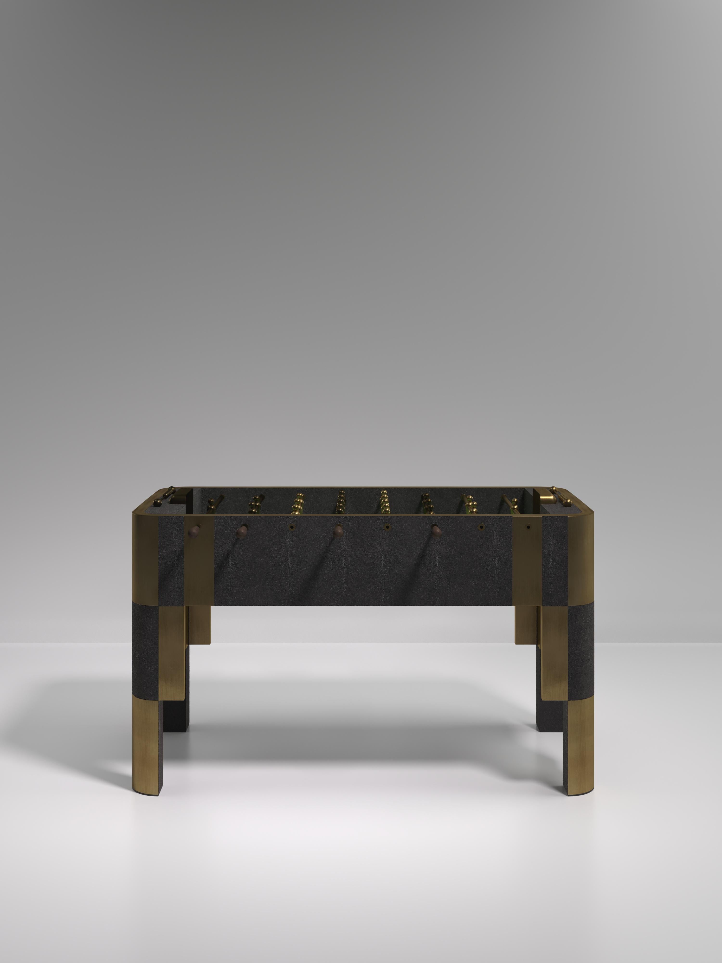 El futbolín Damier de R & Y Augousti es una pieza realmente lujosa para tu hogar. La sensación retro de la pieza, con la mezcla de motivos inspirados en el tablero de damas de shagreen negro y latón bronce-patinado, crea la mesa de juego de lujo