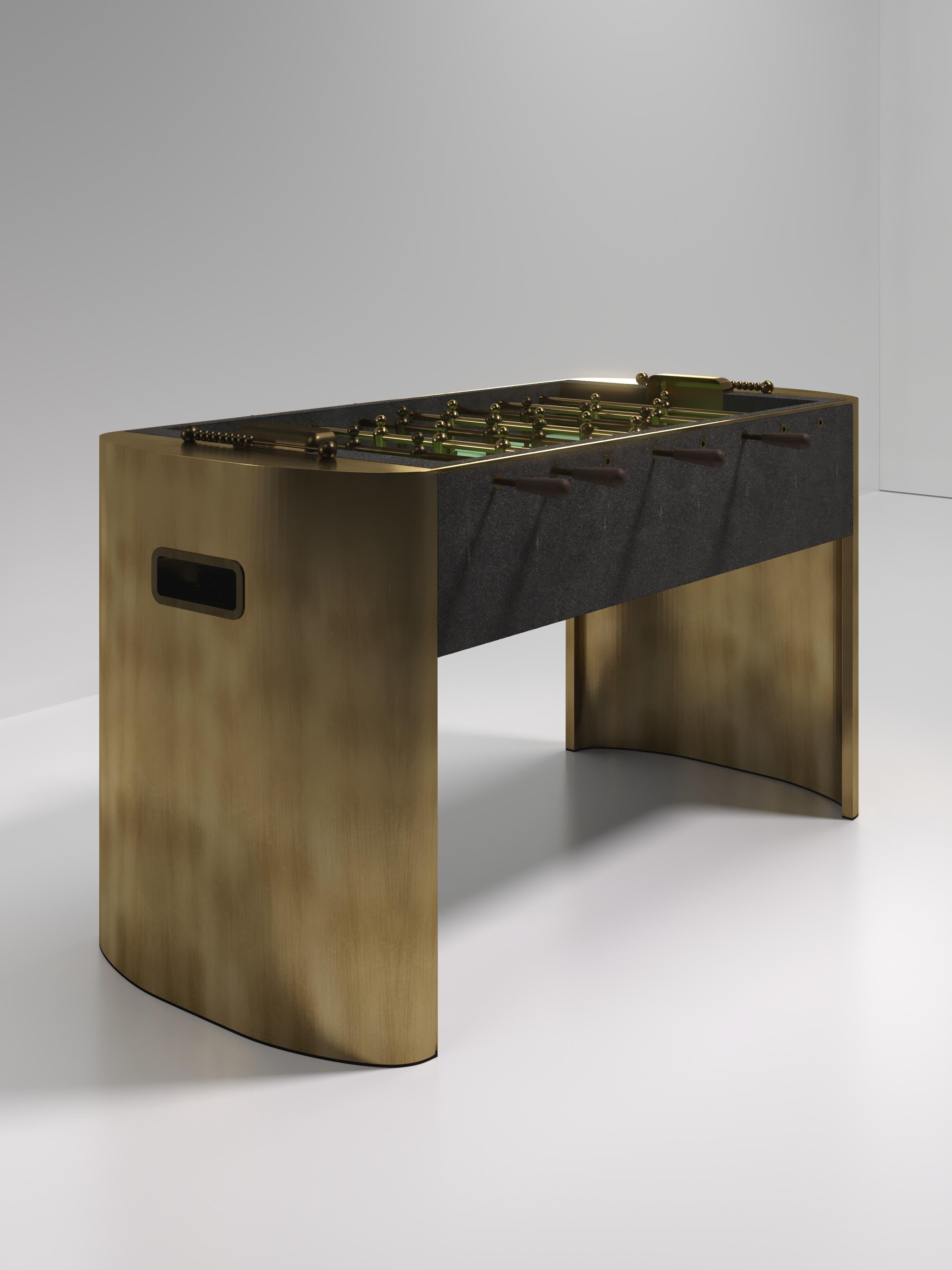 El futbolín Ellipse de R & Y Augousti es una pieza realmente lujosa para tu hogar. La parte central de juego de piel de raya negra está encajada entre impresionantes patas curvadas de latón bronceado, creando la mesa de juego de lujo definitiva. Las