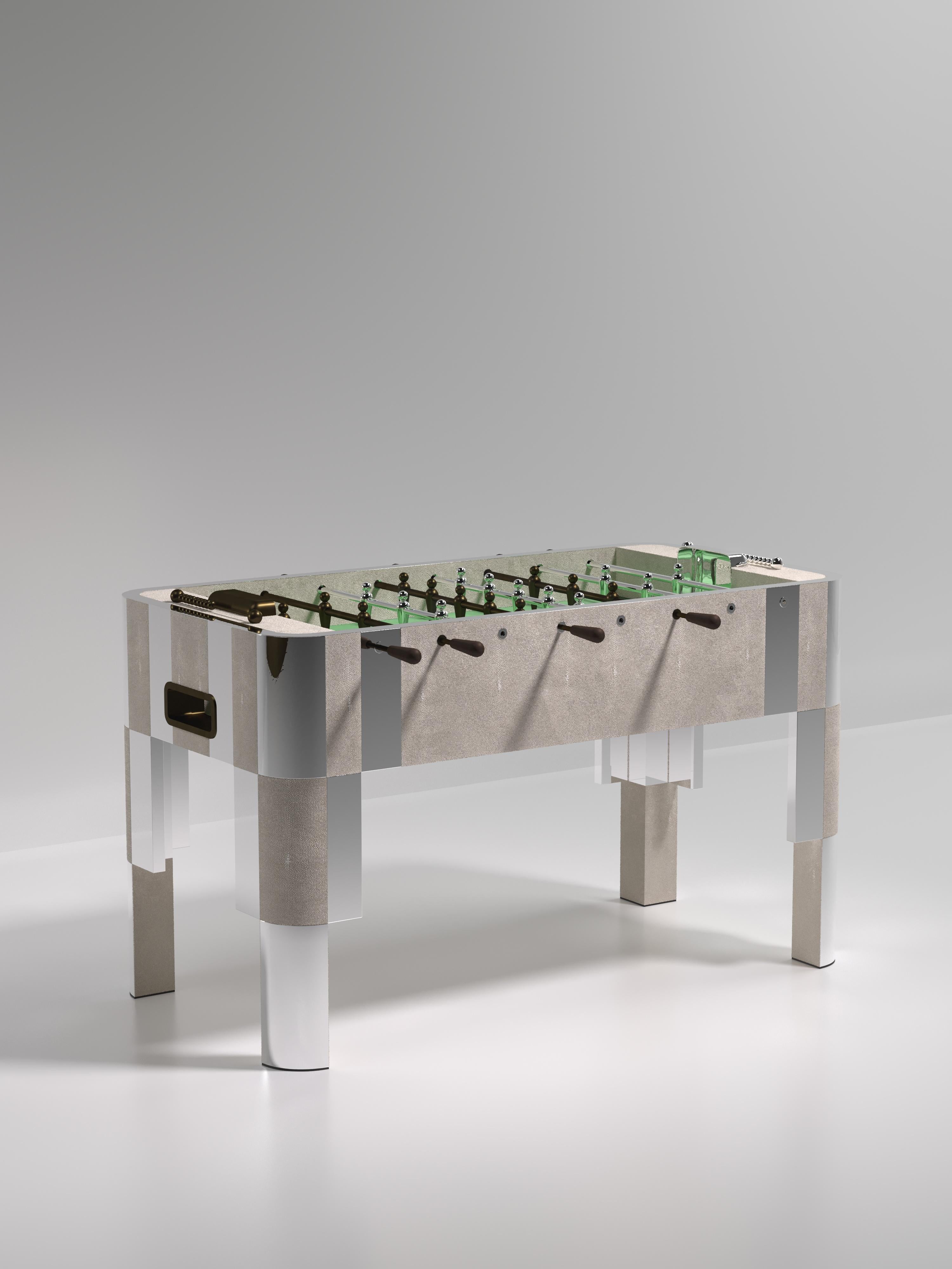 Der Damier Foosball Table von R&Y Augousti ist ein wahrhaft luxuriöses Schmuckstück für Ihr Zuhause. Das Retro-Feeling des Stücks mit dem von Schachbrettmustern inspirierten Mix aus cremefarbenem Chagrin und poliertem Edelstahl schafft den