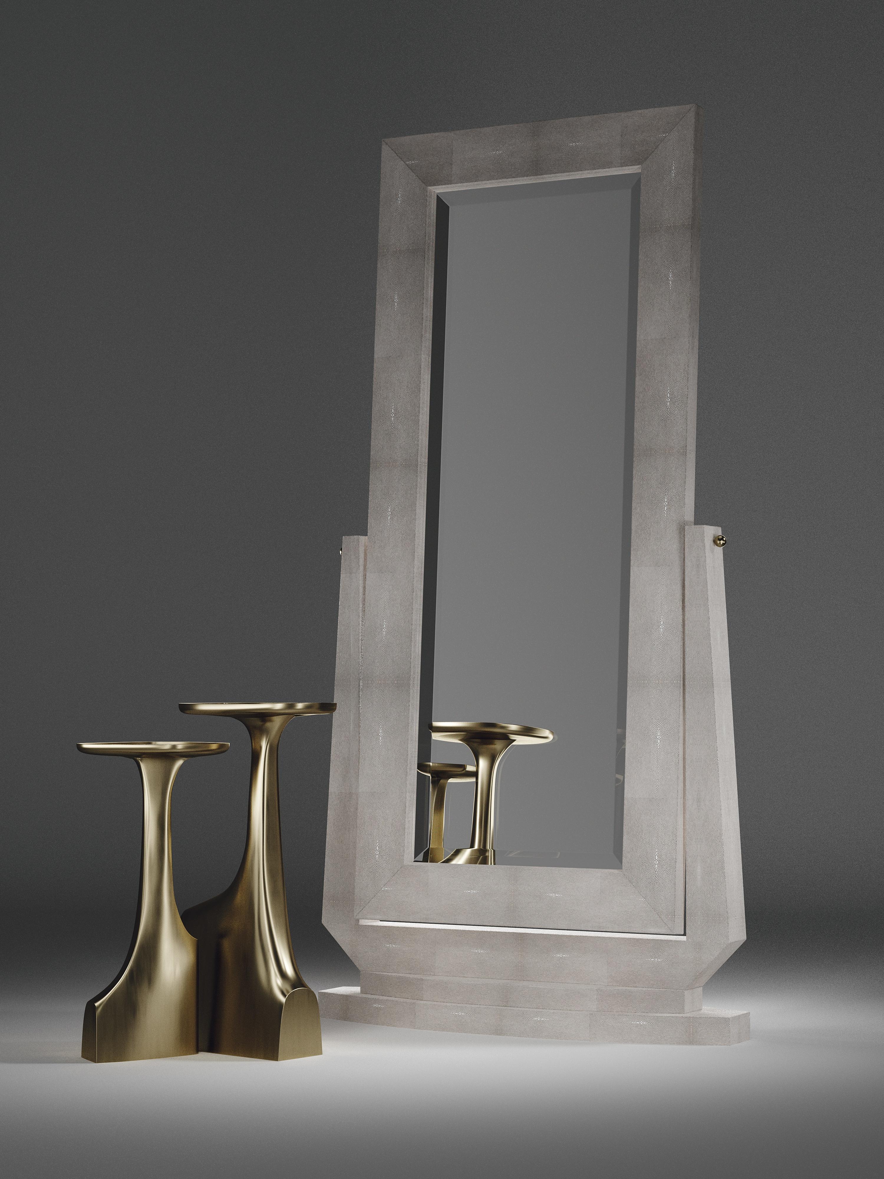Der Bodenspiegel Shagreen von R&Y Augousti in cremefarbenem Shagreen ist ein wunderschönes, facettenreiches Stück. Abgesehen von seiner praktischen Größe verfügt der Spiegel über zwei Messingknöpfe aus Bronze-Patina, mit denen man den Winkel des