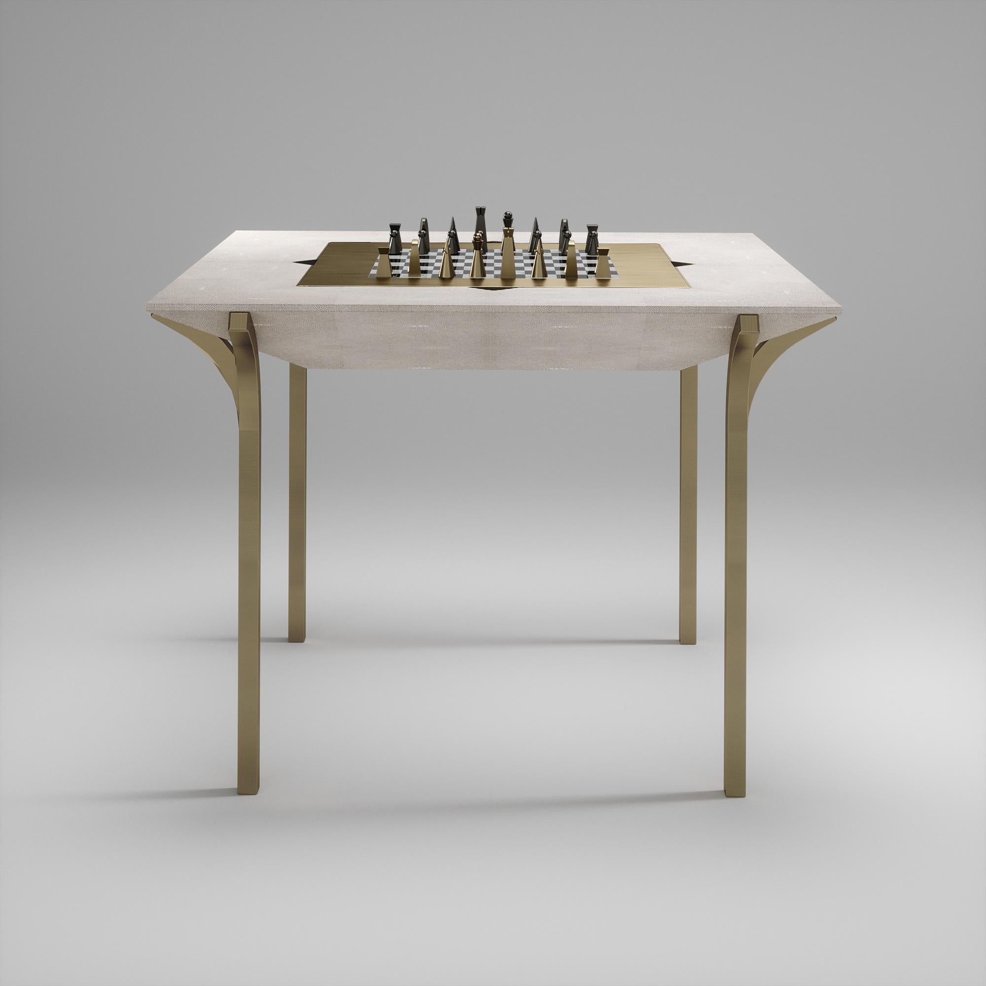 Français Table de jeu en galuchat avec accents en bronze-patina et laiton R&Y Augousti en vente