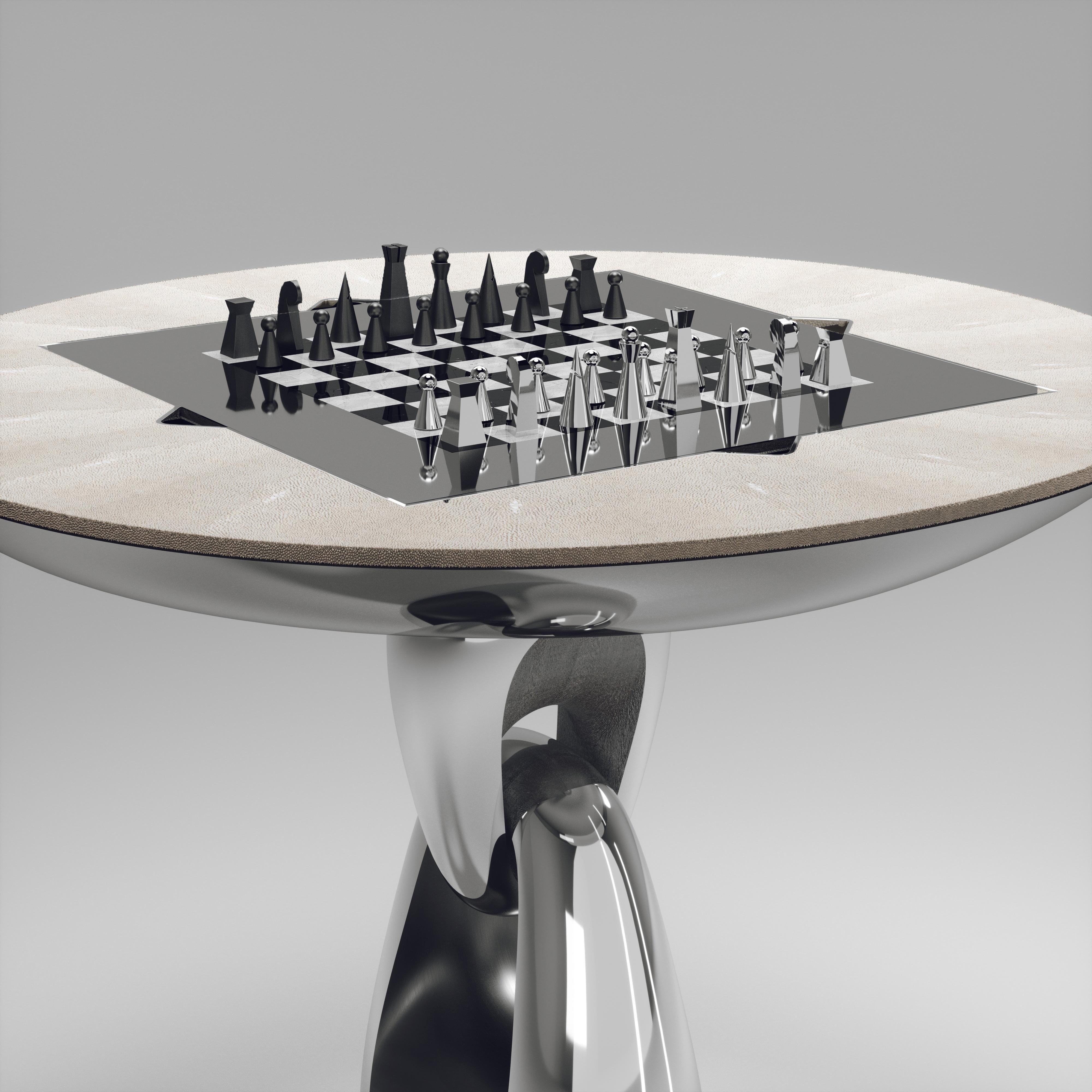 La table de jeu 4 en 1 Saturn de R&Y Augousti est une pièce luxueuse pour votre maison. Les lignes épurées de l'ensemble de la pièce en galuchat crème, accentuées par la base sculpturale et élégante en acier inoxydable poli à finition chromée, la