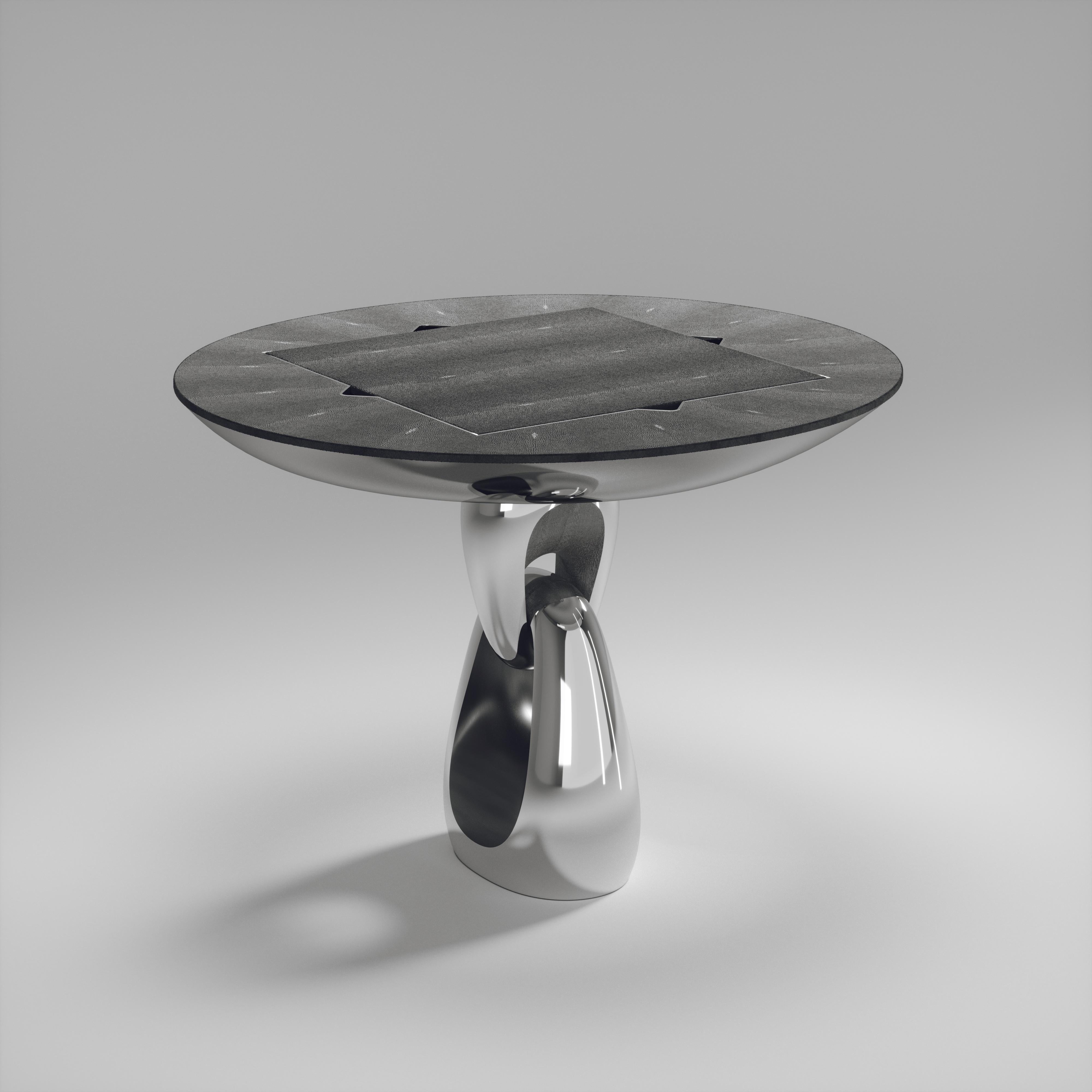 Der 4 in 1 Saturn Spieltisch R&Y Augousti ist ein wahrhaft luxuriöses Schmuckstück für Ihr Zuhause. Die klaren Linien des gesamten Möbelstücks in schwarzem Chagrin, akzentuiert durch den skulpturalen und eleganten Sockel aus poliertem Edelstahl in
