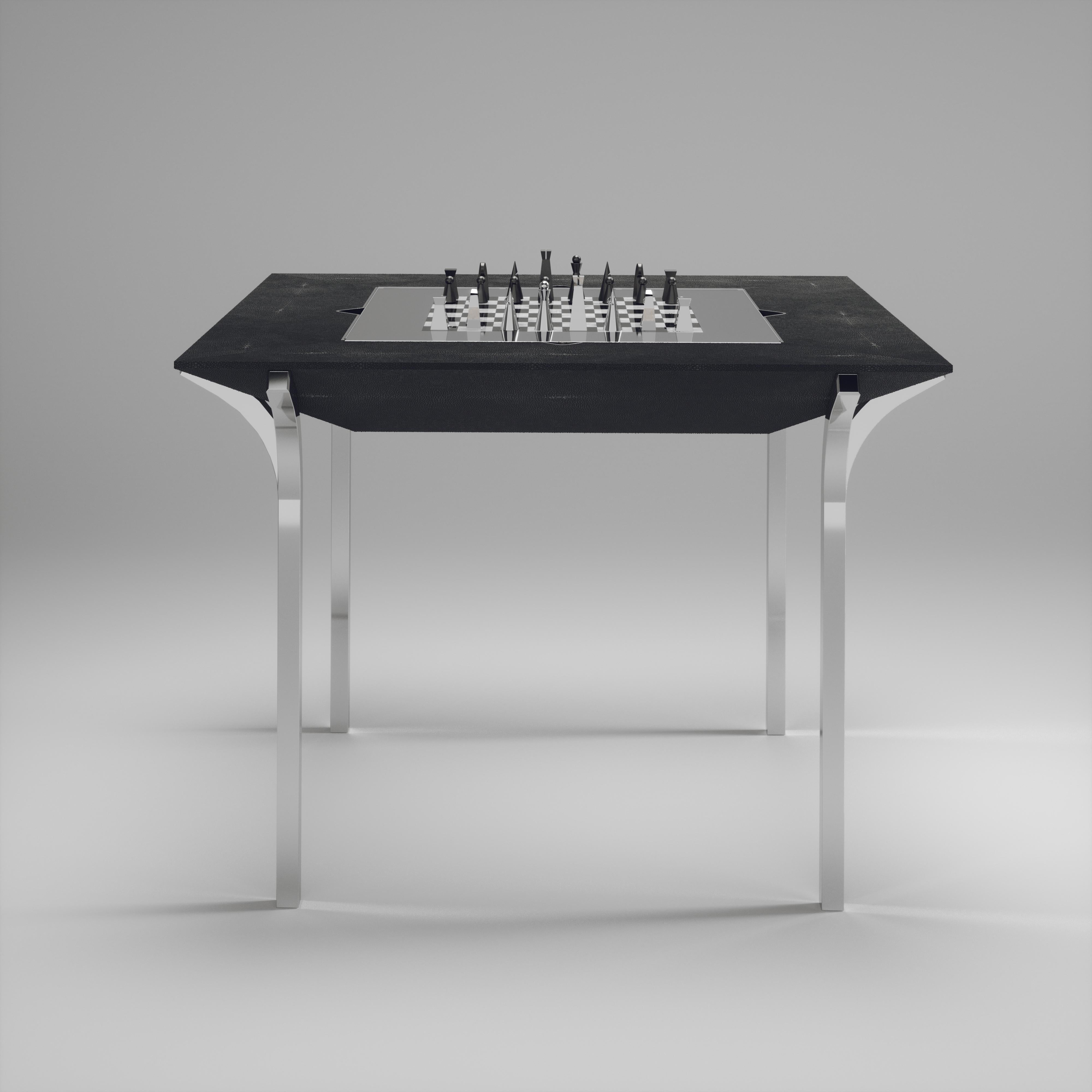Der 4 in 1 Marcel Game Tisch R&Y Augousti ist ein wahrhaft luxuriöses Schmuckstück für Ihr Zuhause. Die klaren Linien des gesamten Möbelstücks in kohlschwarzem Chagrin, akzentuiert durch die skulpturalen und schlanken Beine aus poliertem Edelstahl