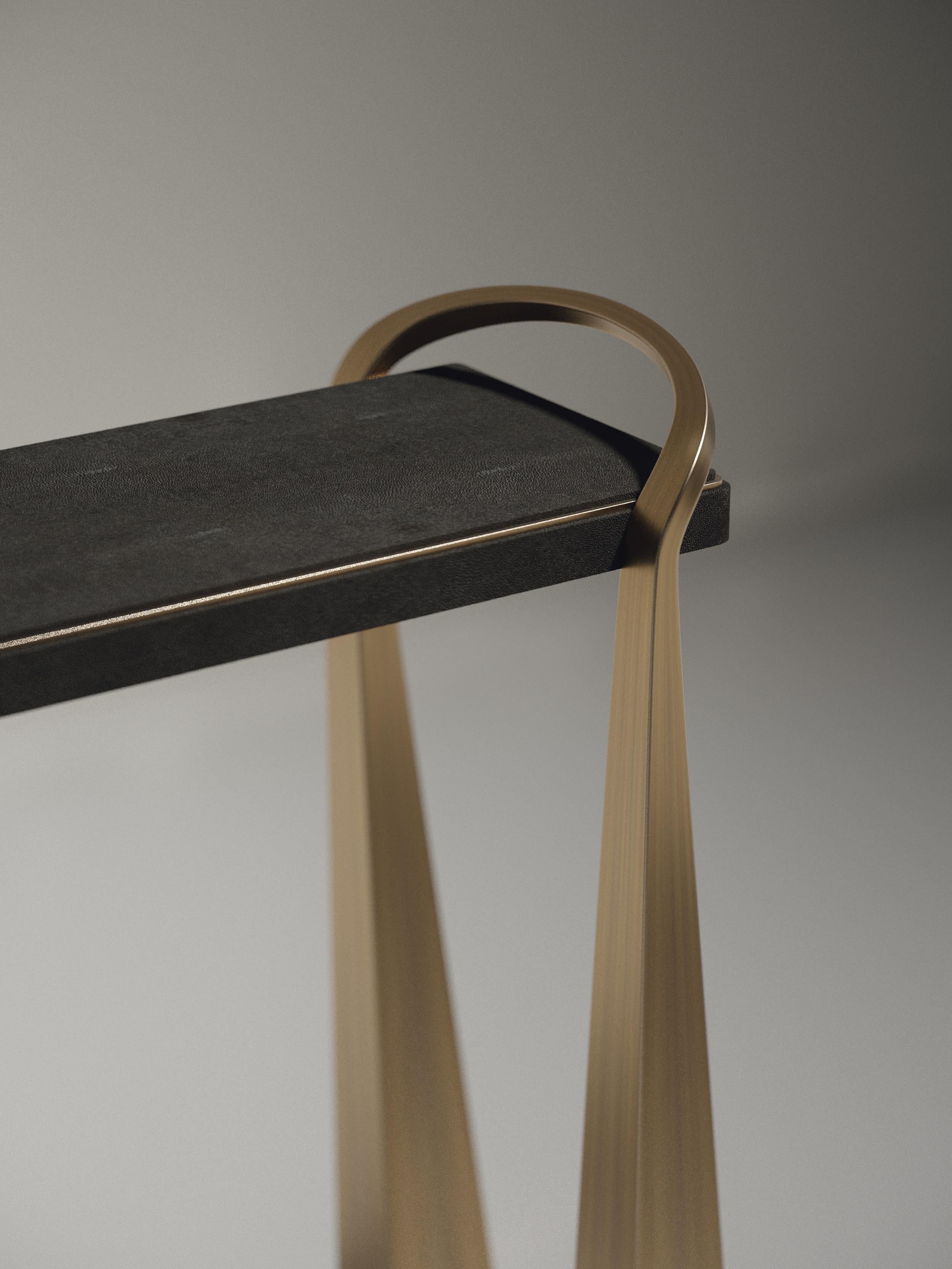 Table console incrustée de galuchat avec pieds sculpturaux en laiton de R&Y Augousti en vente 2