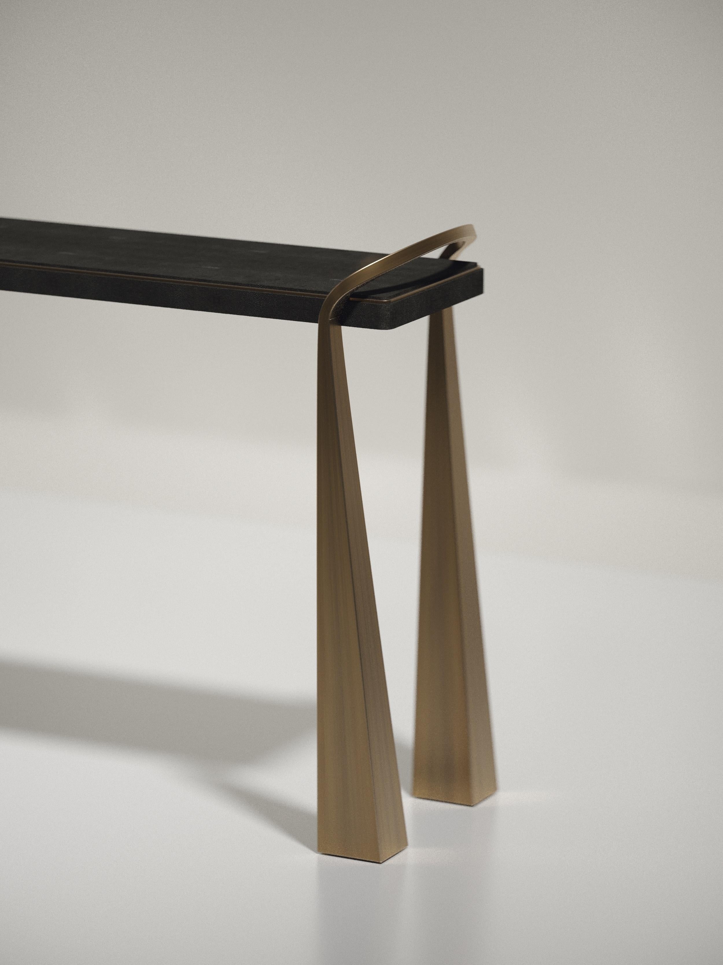 Table console incrustée de galuchat avec pieds sculpturaux en laiton de R&Y Augousti en vente 3