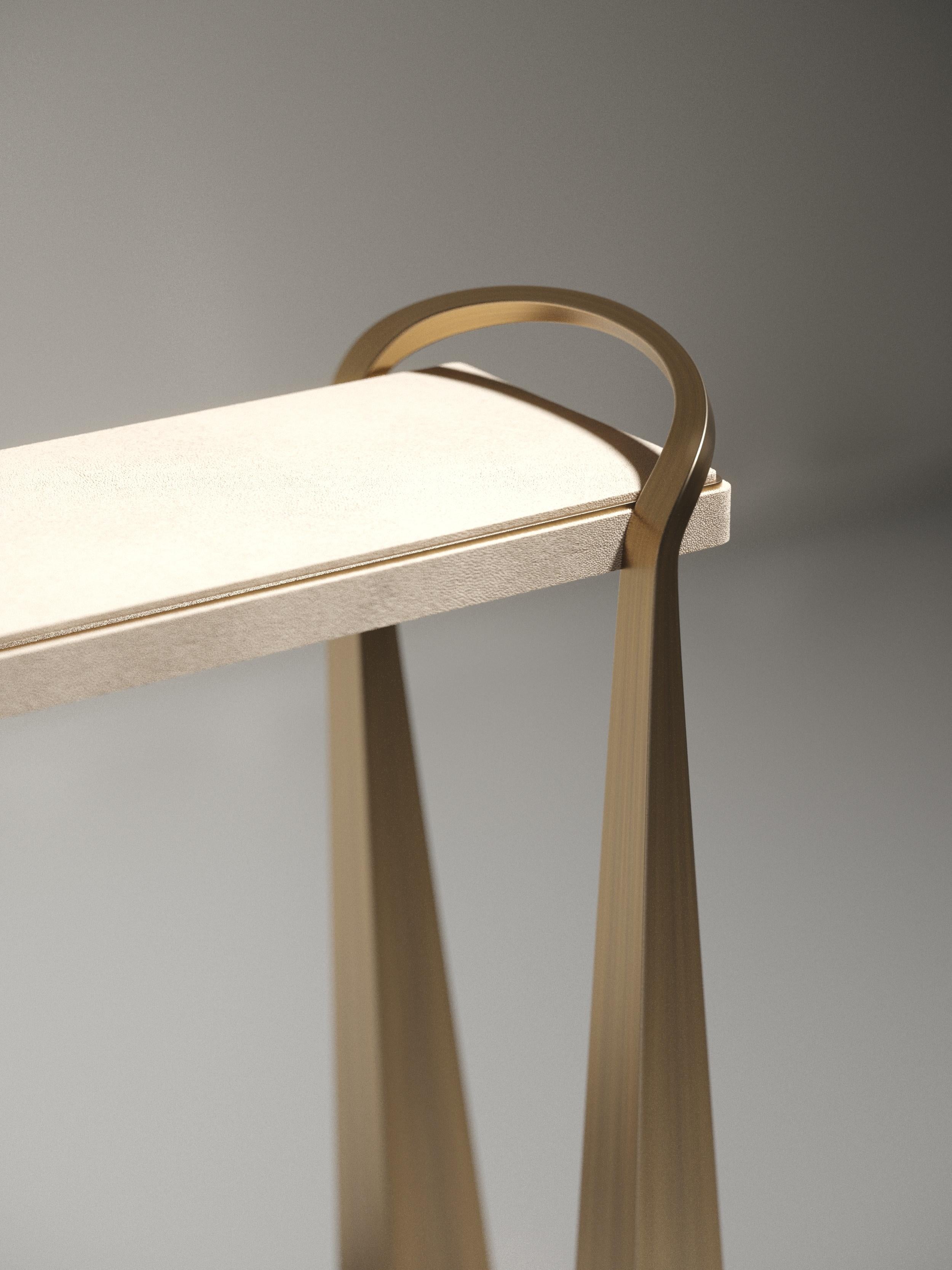 Philippin Table console incrustée de galuchat avec pieds sculpturaux en laiton de R&Y Augousti en vente