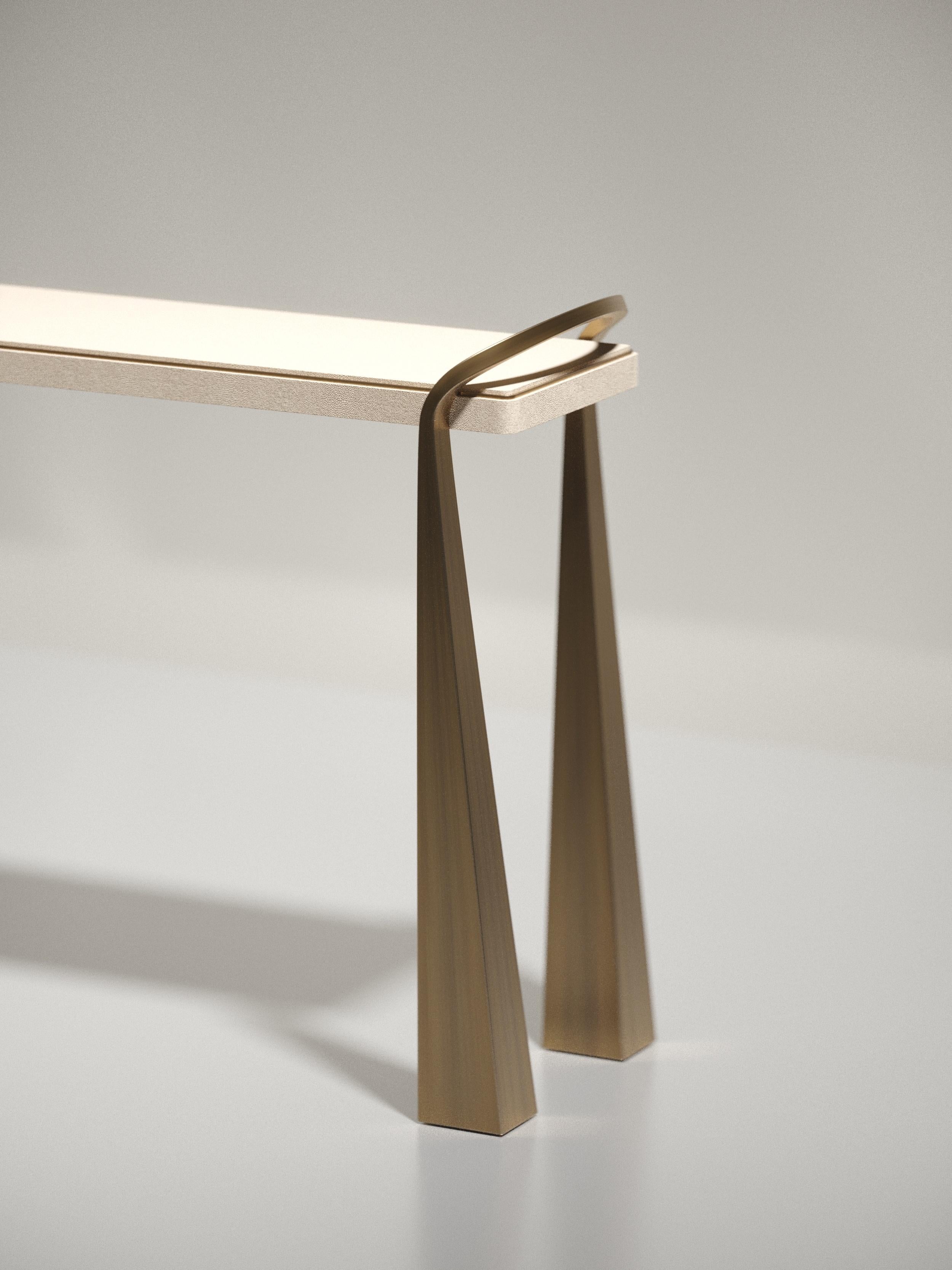 Fait main Table console incrustée de galuchat avec pieds sculpturaux en laiton de R&Y Augousti en vente