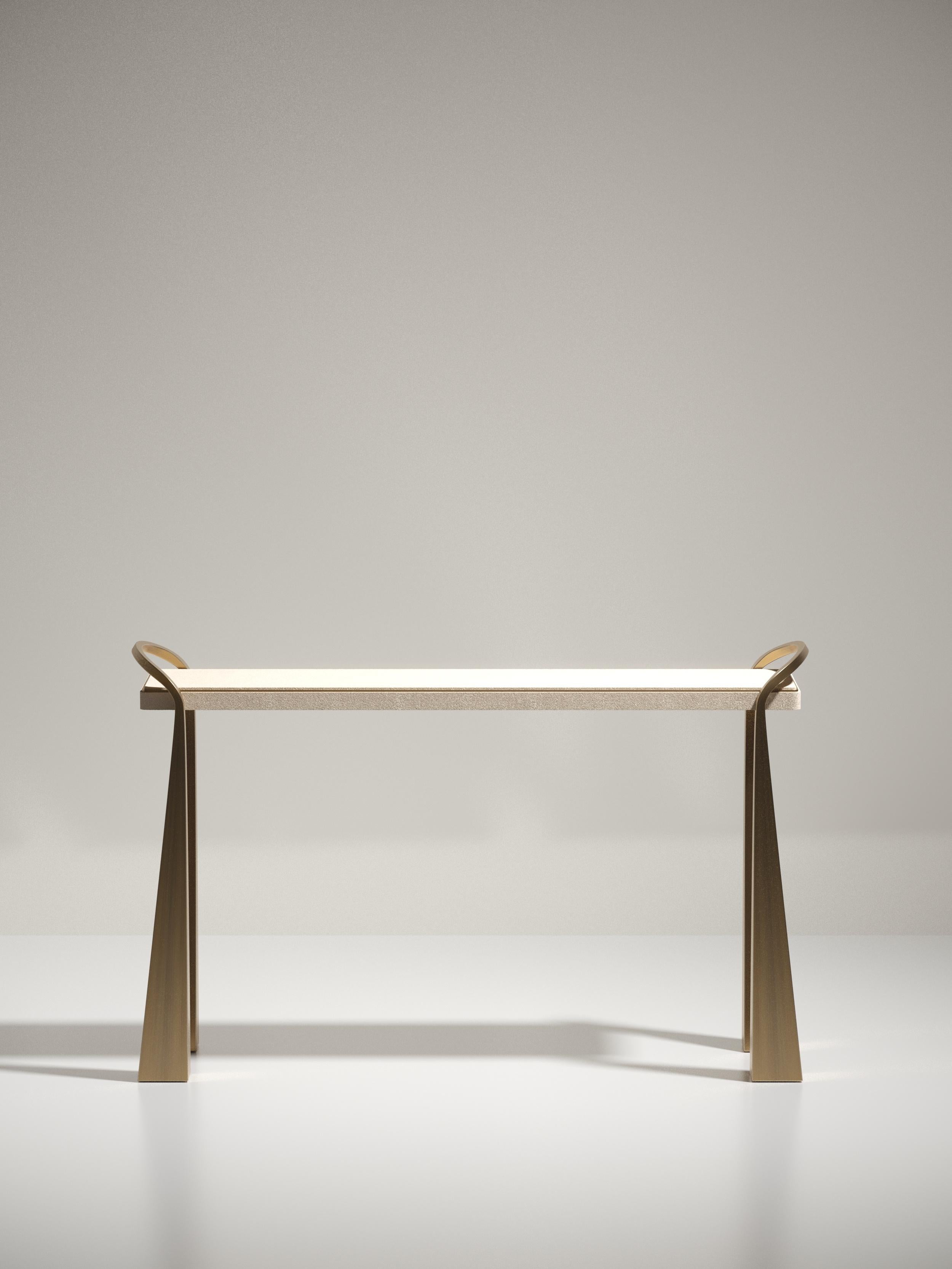 Fatto a mano Tavolo da console intarsiato in zigrino con gambe scultoree in ottone di R&Y Augousti in vendita