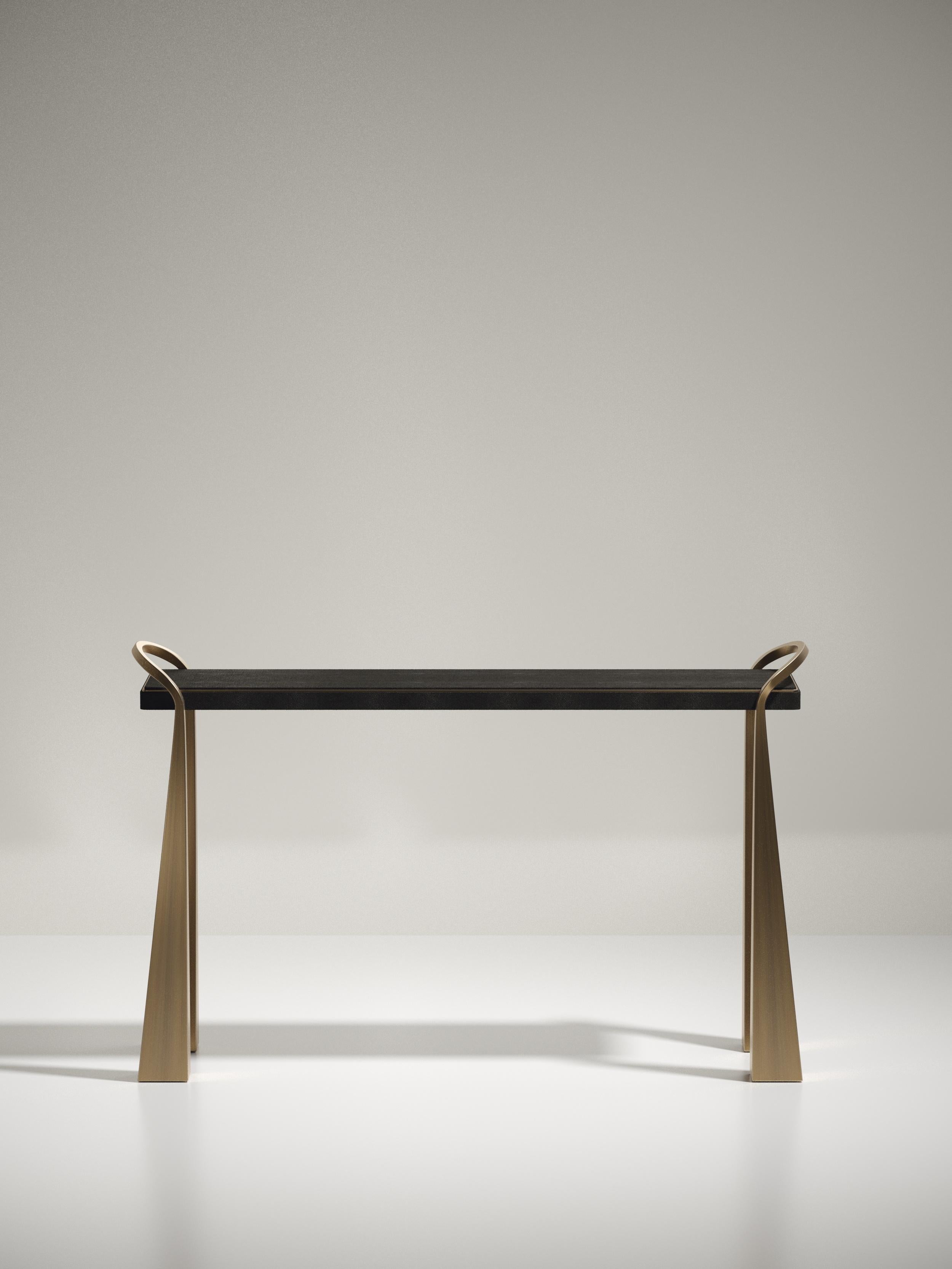 XXIe siècle et contemporain Table console incrustée de galuchat avec pieds sculpturaux en laiton de R&Y Augousti en vente