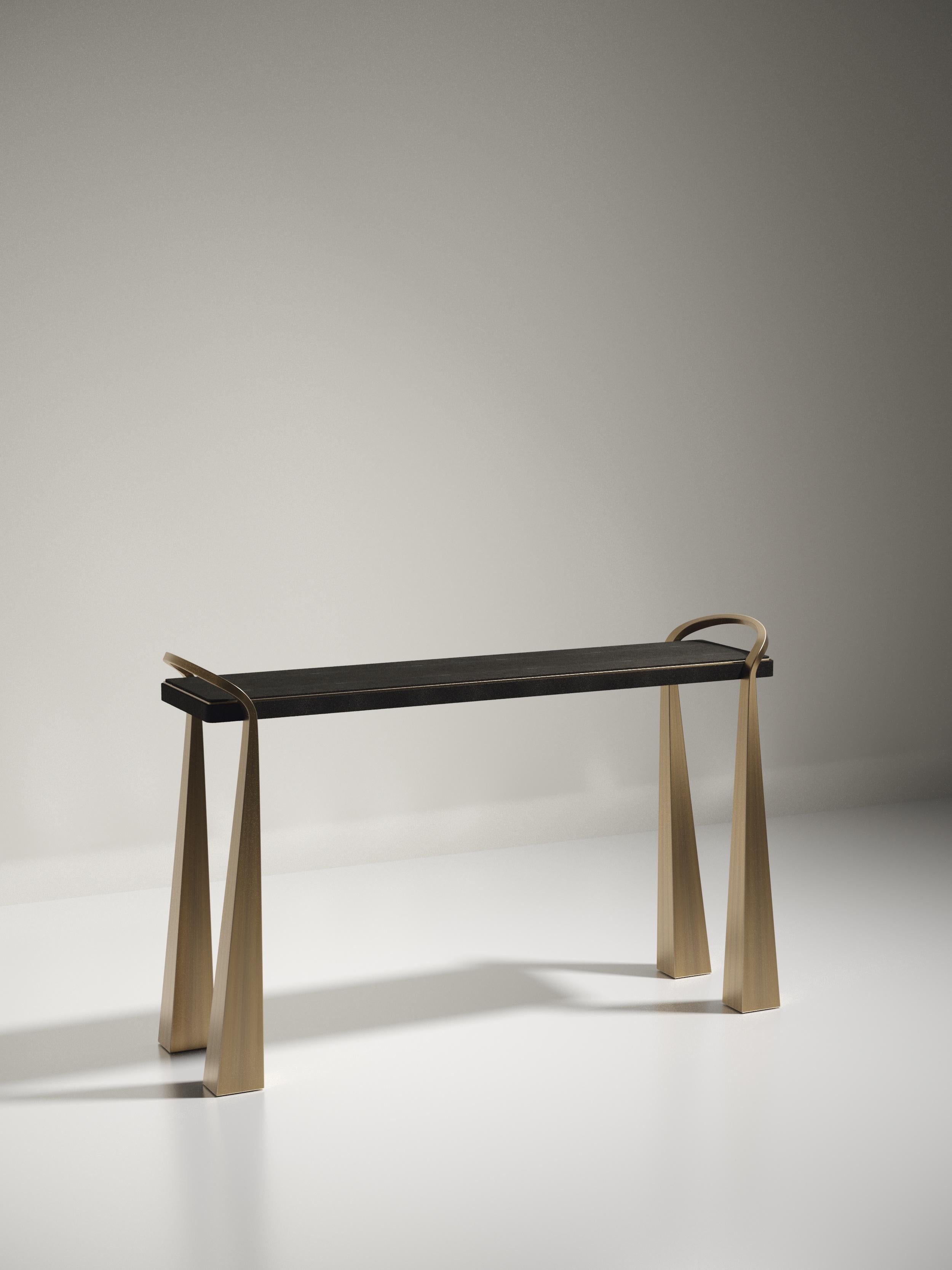 Laiton Table console incrustée de galuchat avec pieds sculpturaux en laiton de R&Y Augousti en vente
