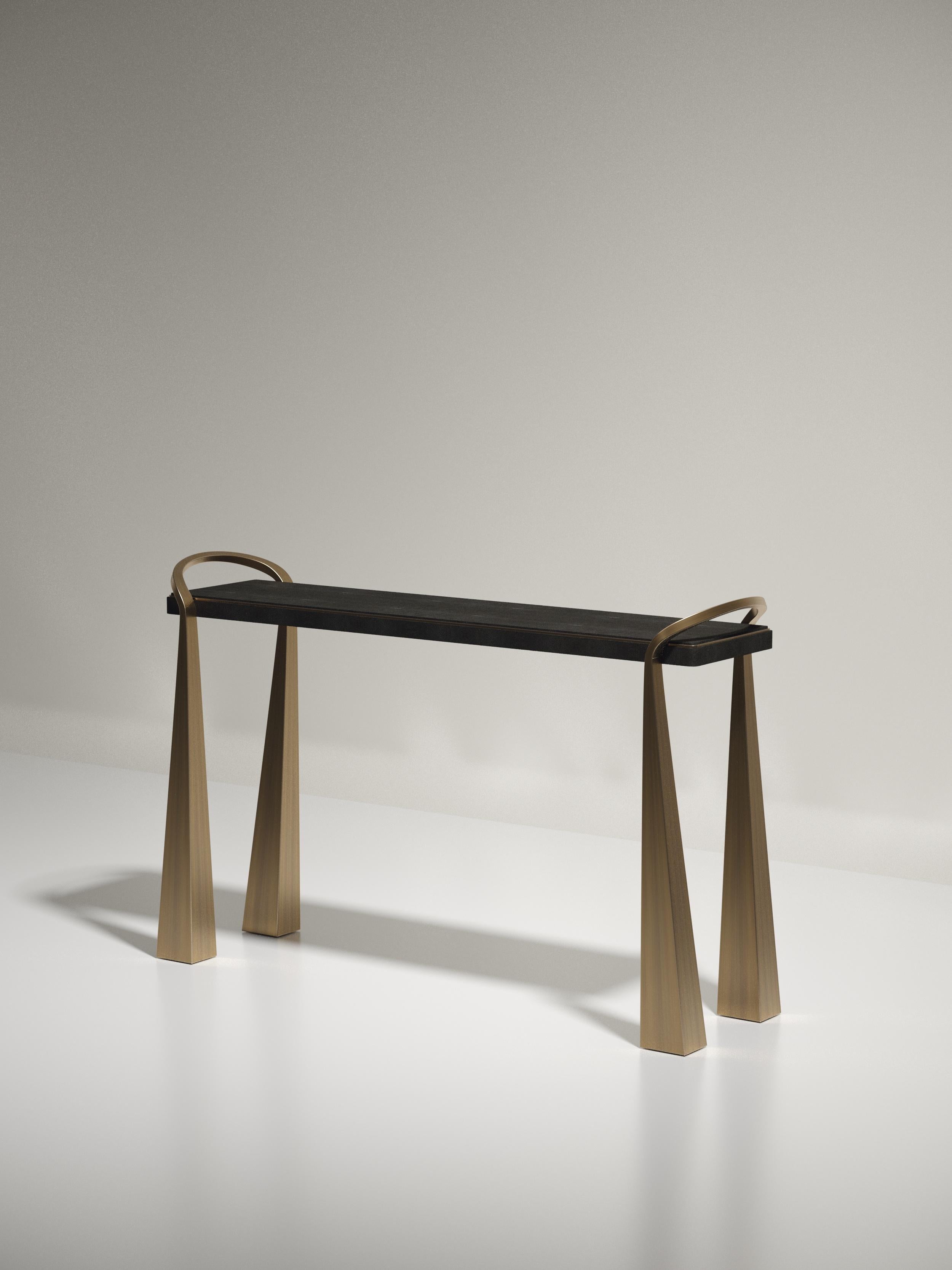 Table console incrustée de galuchat avec pieds sculpturaux en laiton de R&Y Augousti en vente 1