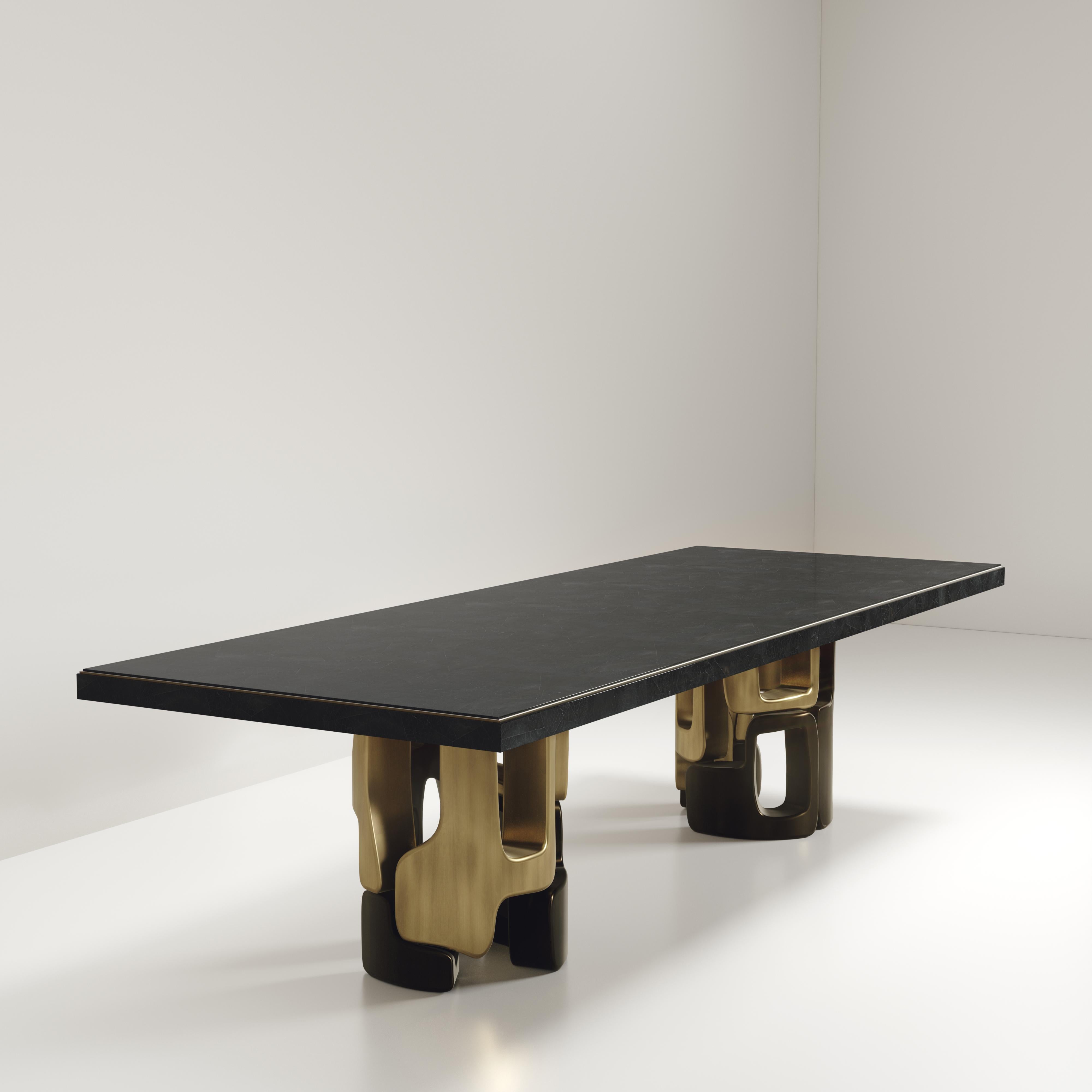 XXIe siècle et contemporain Table de salle à manger en galuchat incrusté avec détails en laiton patiné bronze de Kifu Paris en vente