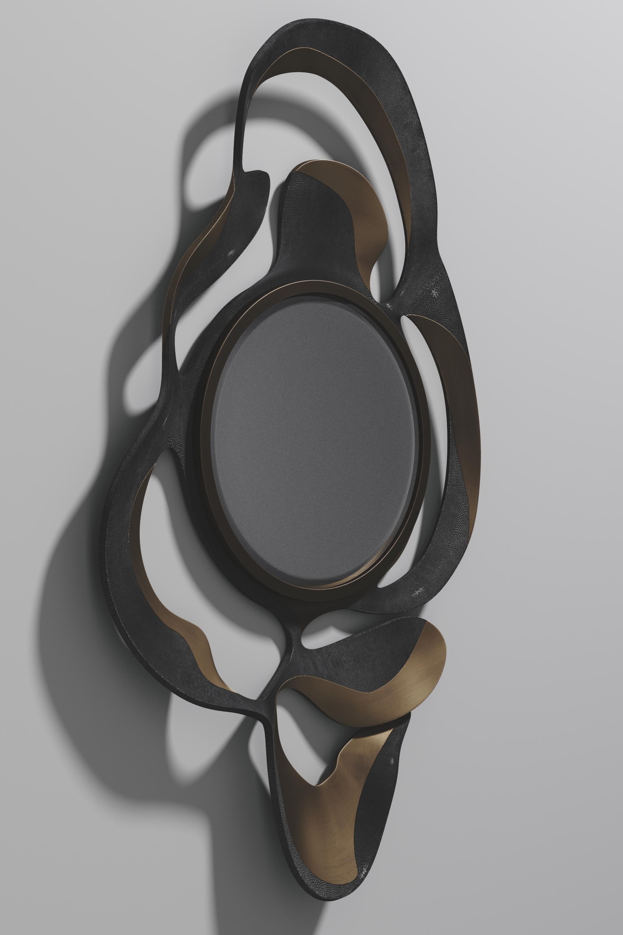 Miroir en marqueterie de galuchat avec détails en laiton patiné par Kifu Paris Neuf - En vente à New York, NY