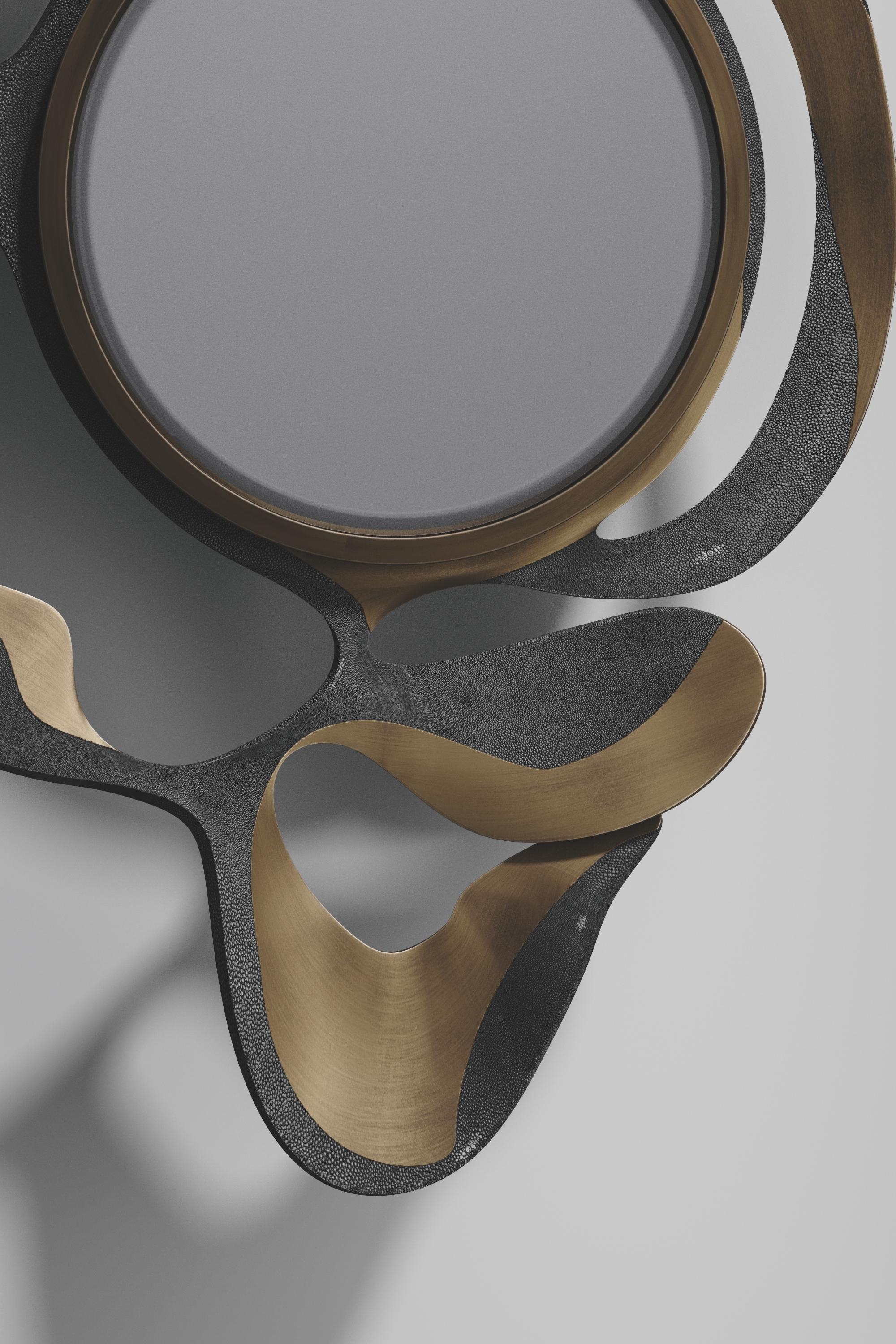XXIe siècle et contemporain Miroir en marqueterie de galuchat avec détails en laiton patiné par Kifu Paris en vente