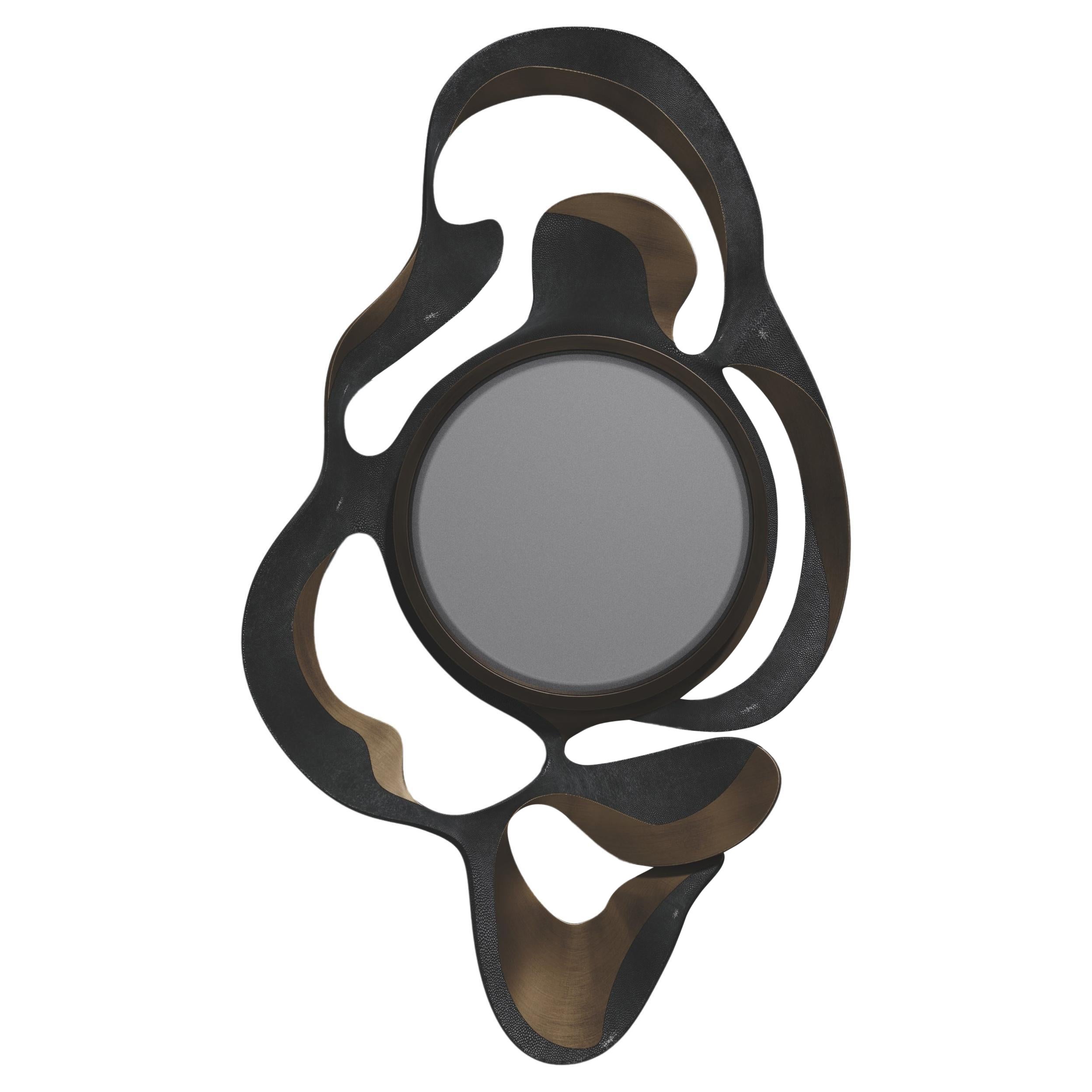 Miroir en marqueterie de galuchat avec détails en laiton patiné par Kifu Paris en vente