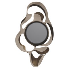 Espejo con incrustaciones de piel de zapa y detalles de latón patinado en bronce by Kifu Paris