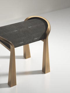 Taburete con incrustaciones de piel de raya y patas escultóricas de latón patinado en bronce by R&Y Augousti