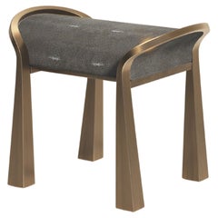 Taburete con incrustaciones de piel de raya y patas escultóricas de latón patinado en bronce by R&Y Augousti