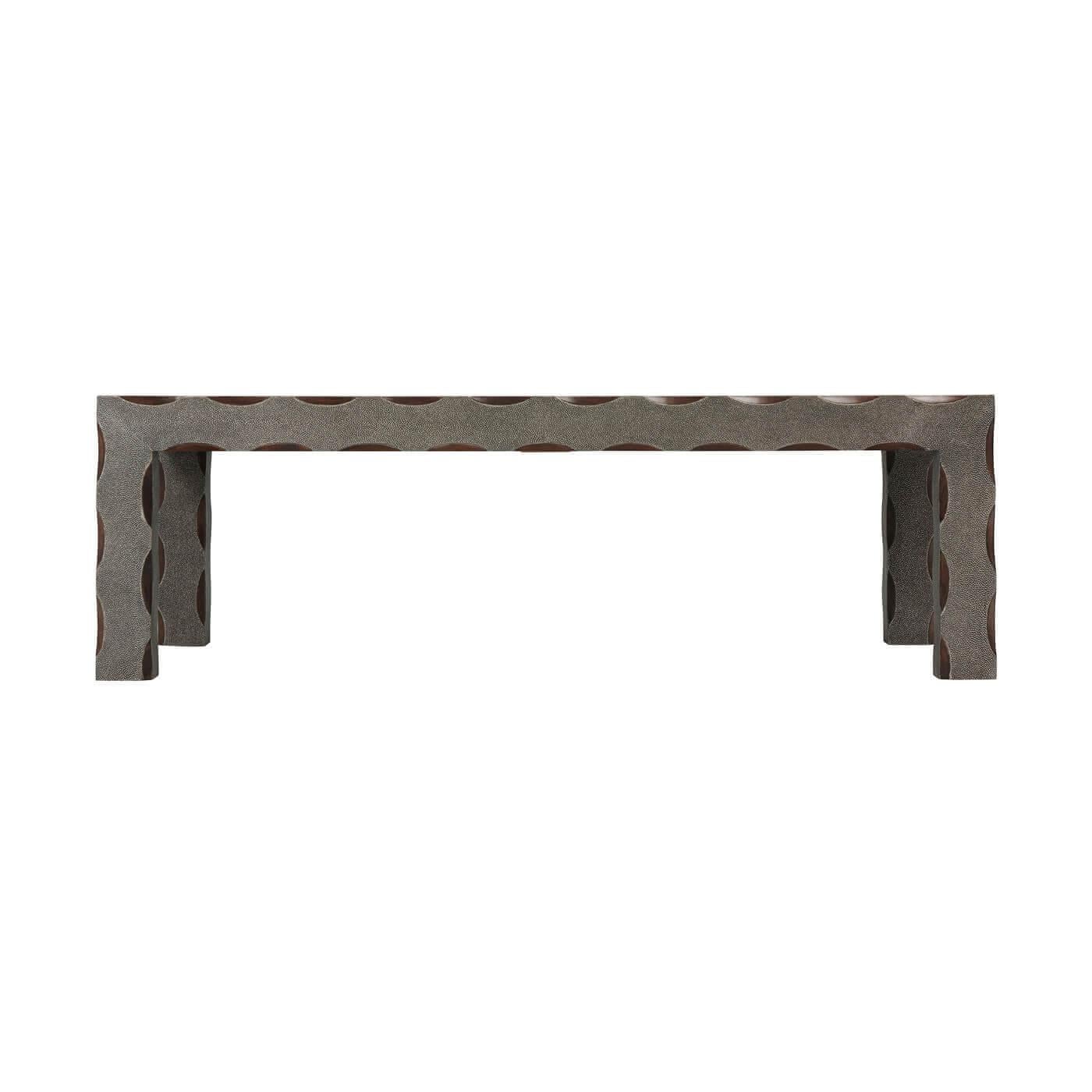 Un tavolino in pelle e legno goffrato Shagreen. Questo esclusivo tavolino da caffè di forma rettangolare presenta la nostra tessitura in pelle goffrata con finitura tempest Shagreen e i bordi in legno tagliato e smussato nella nostra finitura Wood.