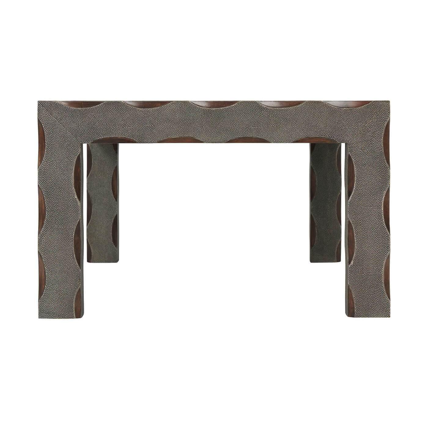 Mid-Century moderno Tavolino da caffè in pelle e legno Shagreen in vendita