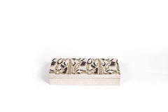 Boîte à motif léopard en galuchat avec détails en coquillage et laiton de Kifu Paris