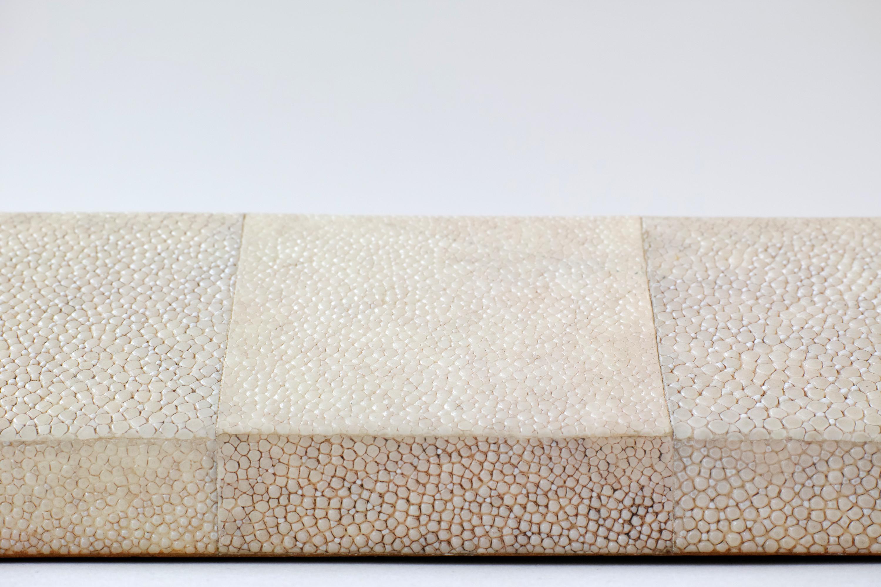 Espejo Shagreen de R & Y Augousti Zapa en venta