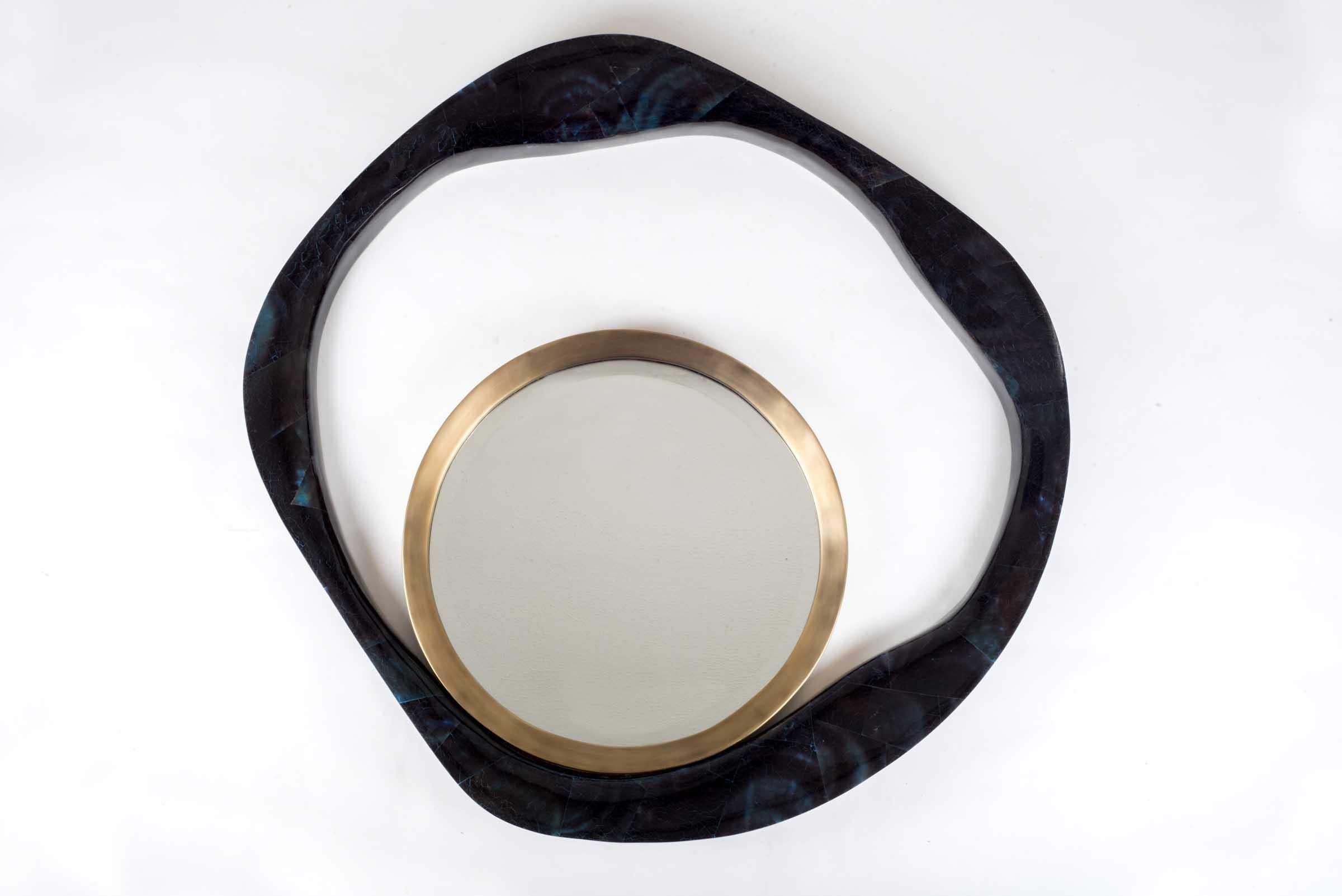 Der Spiegel Lily von R&Y Augousti aus kohlschwarzem Chagrin und Messing in Bronze-Patina ist ein ikonisches Stück von ihnen und ein äußerst vielseitiger Spiegel. Durch die rückseitigen Befestigungen kann dieses Stück auf drei verschiedene Arten