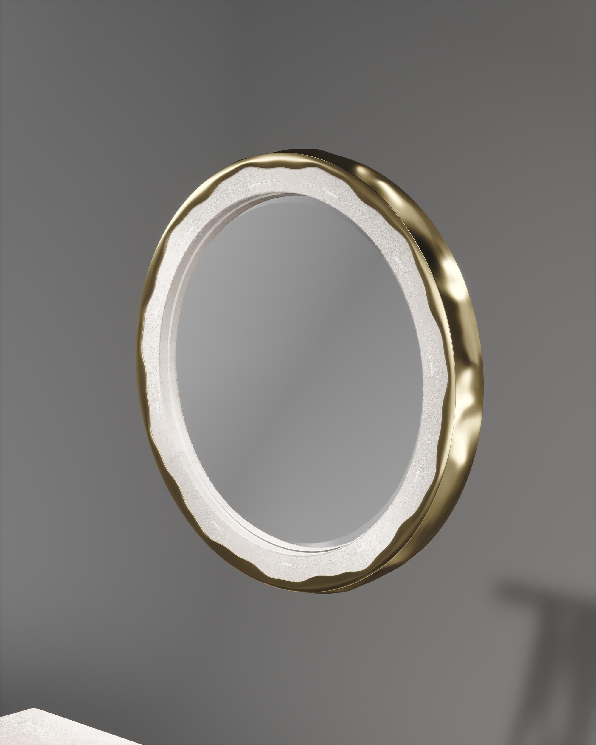 Spiegel aus Chagrin mit einem Rahmen aus Bronze-Patina-Messing von R&Y Augousti (Handgefertigt) im Angebot