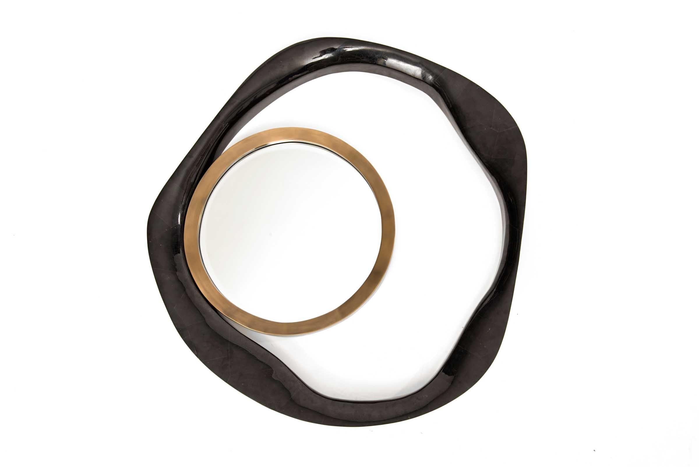 Specchio in zigrino con cornice in ottone patinato e bronzo di R & Y Augousti In condizioni Nuovo in vendita a New York, NY