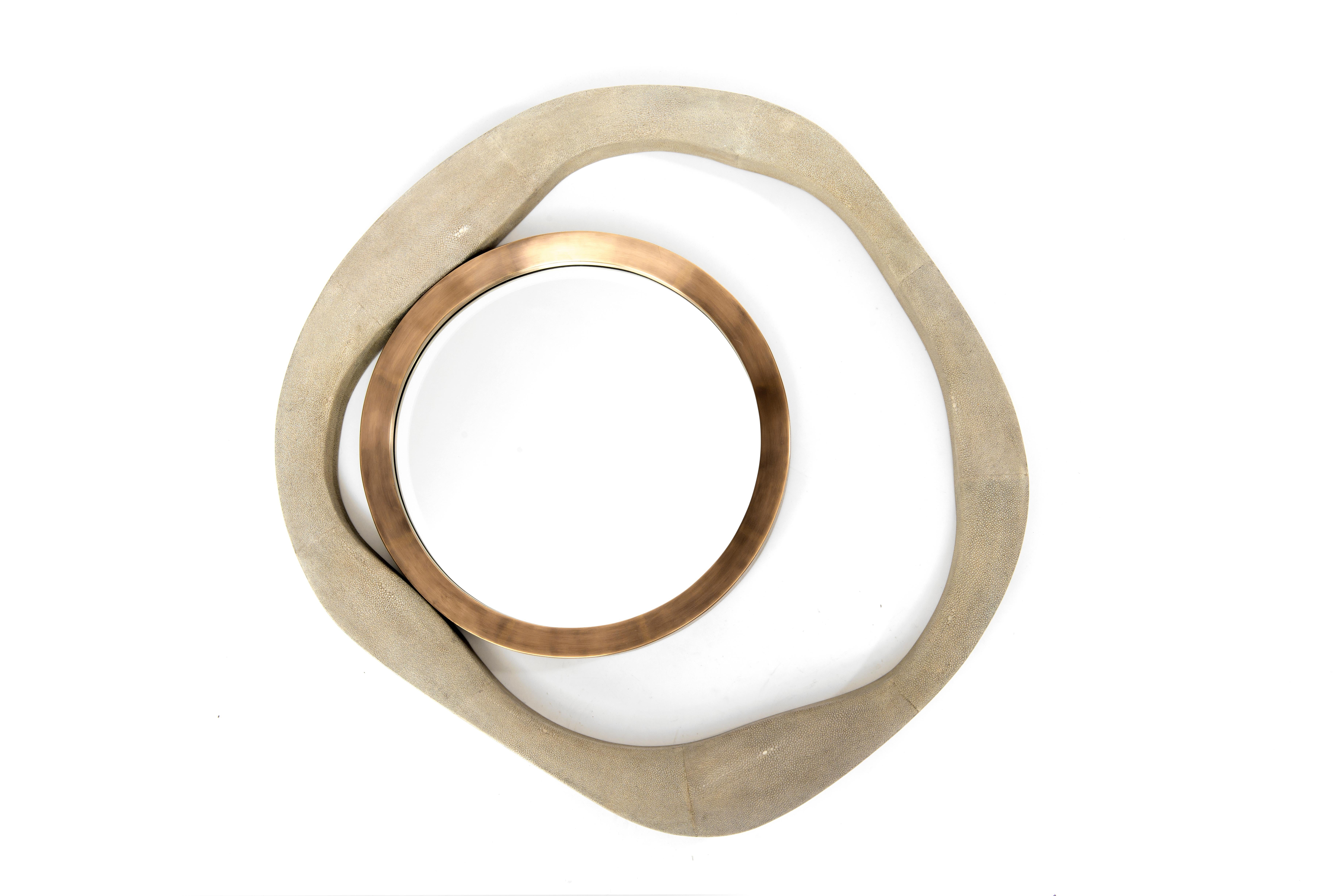 XXI secolo e contemporaneo Specchio in zigrino con cornice in ottone patinato e bronzo di R & Y Augousti in vendita