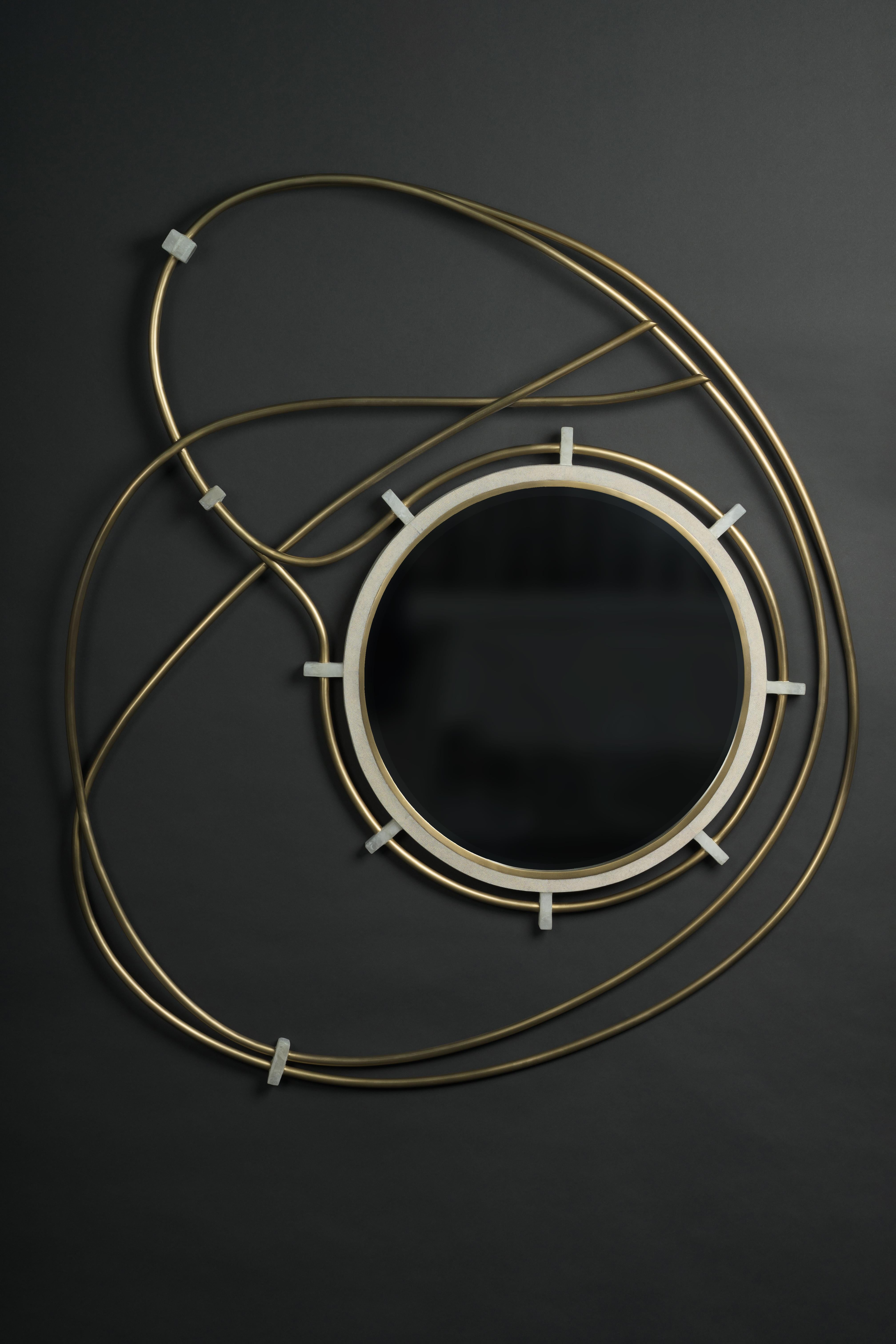 Espejo de piel de zapa con detalles de latón bronce-patina by Kifu Paris en venta 7