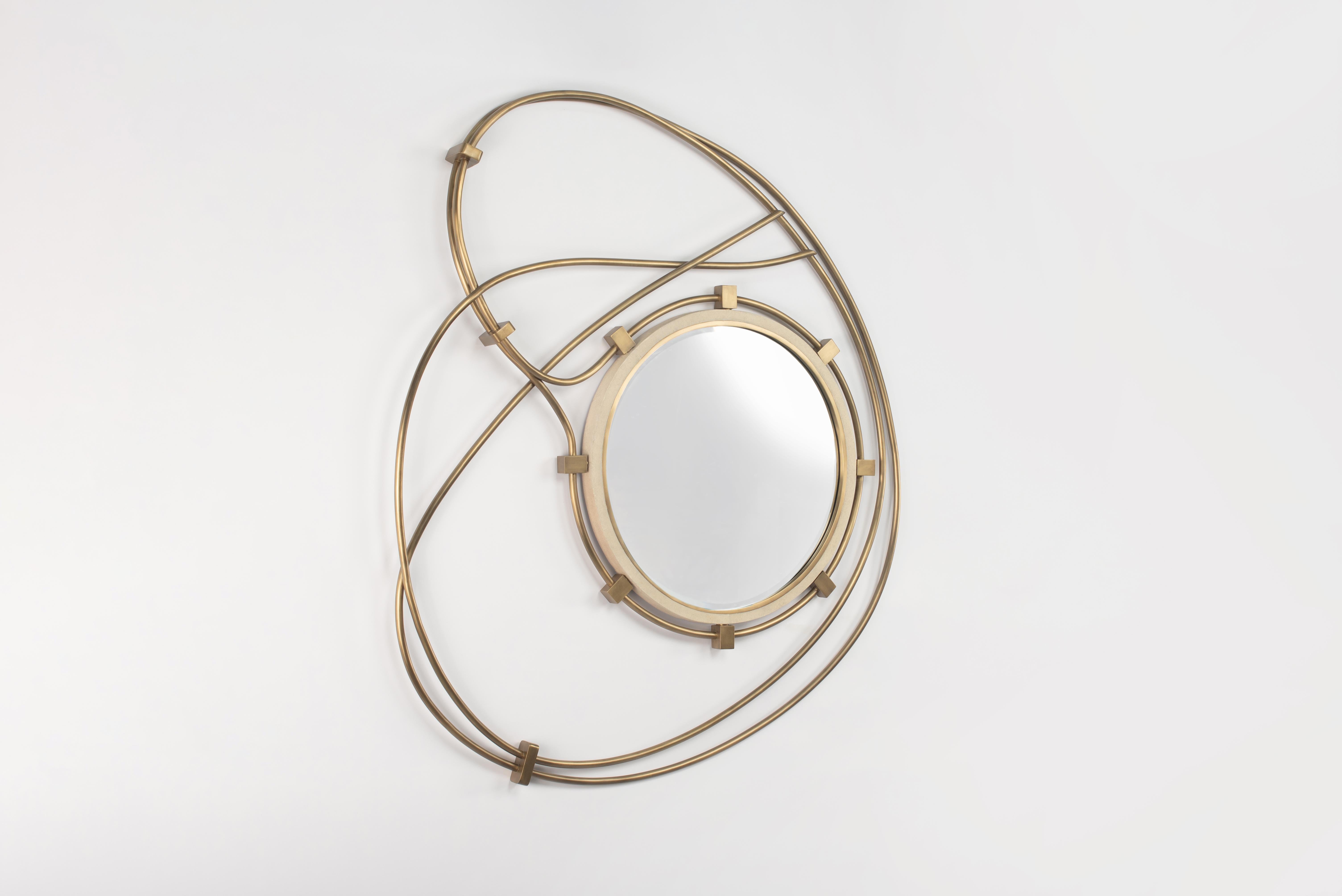 Espejo de piel de zapa con detalles de latón bronce-patina by Kifu Paris Art Decó en venta