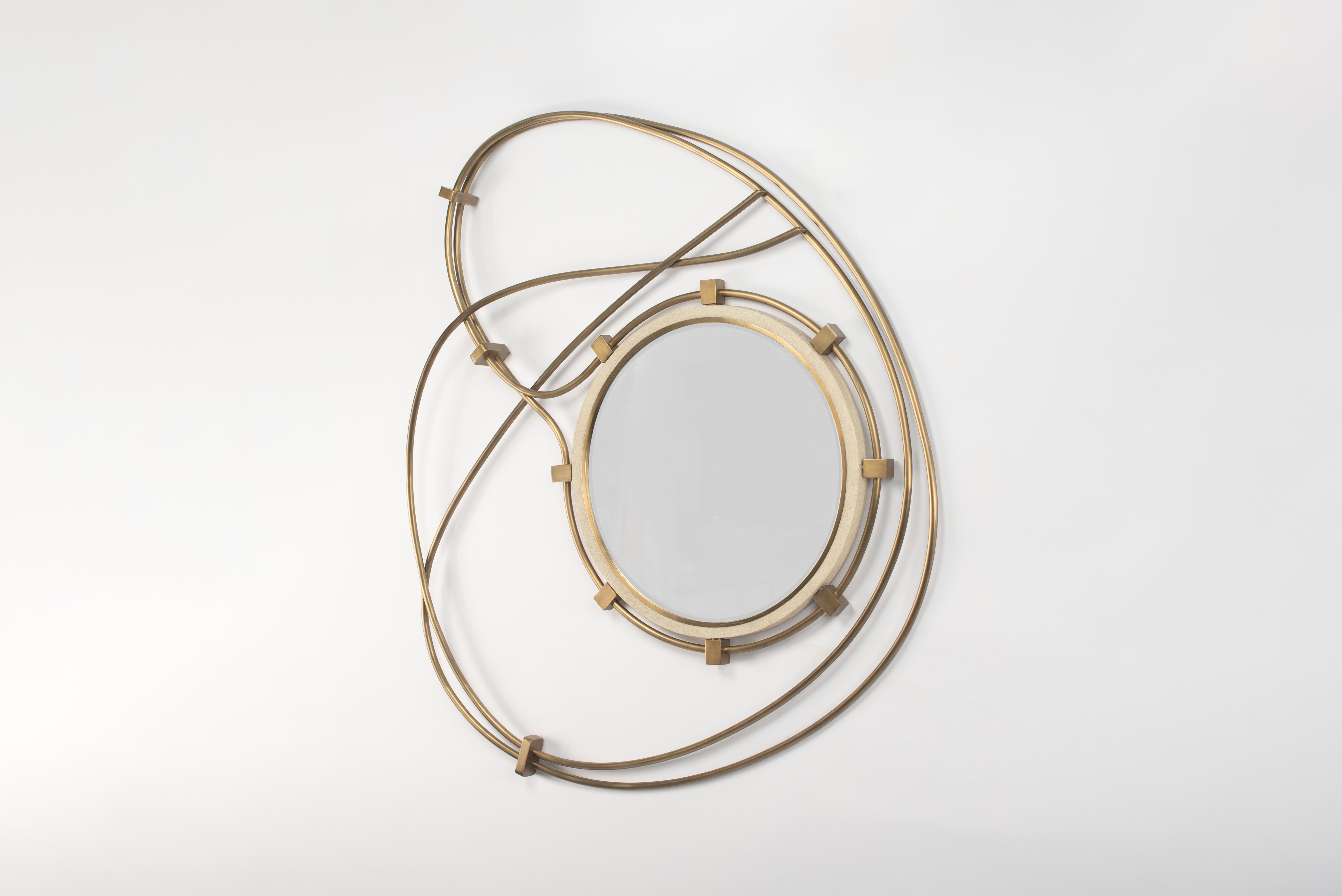 Espejo de piel de zapa con detalles de latón bronce-patina by Kifu Paris Filipino en venta