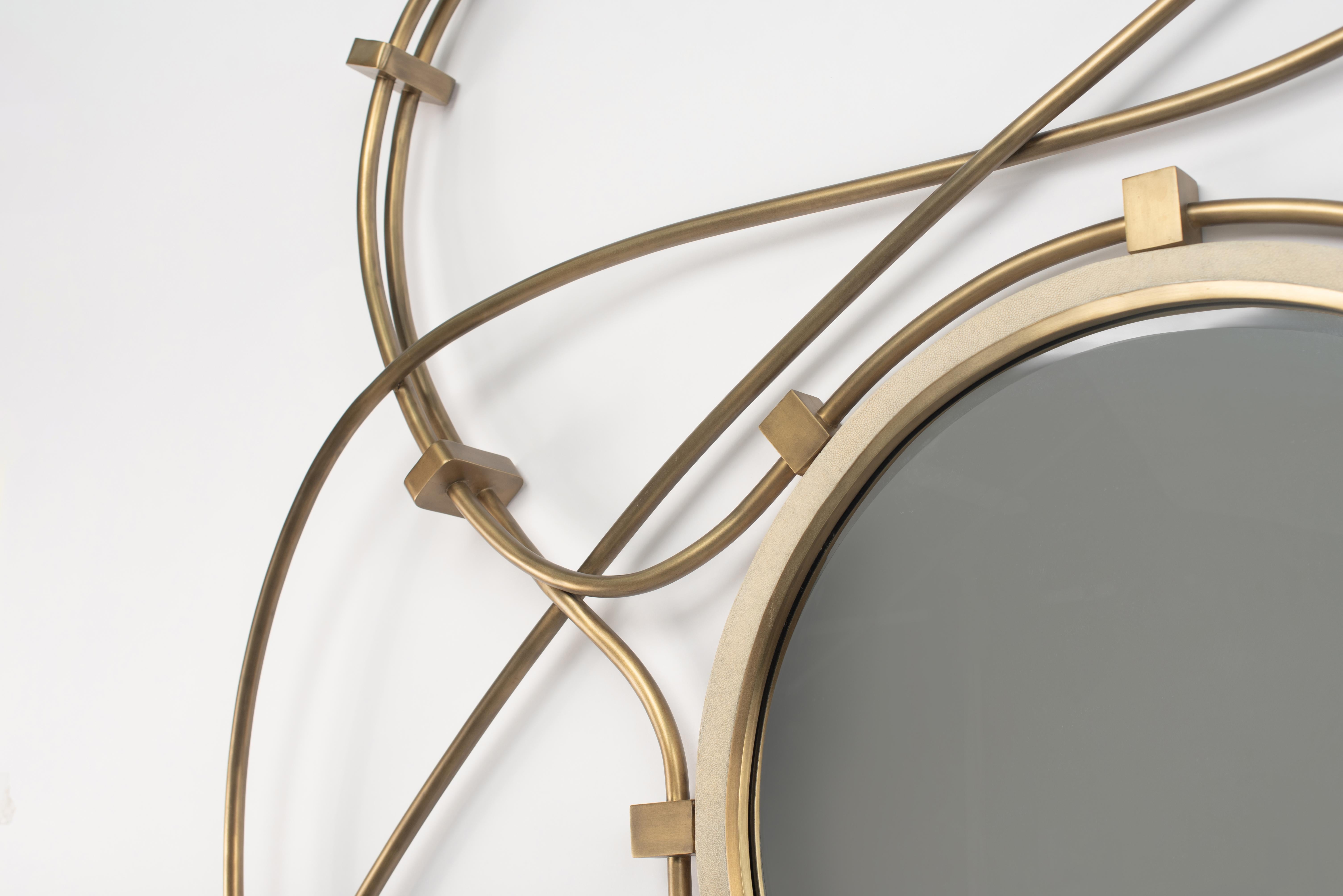 Espejo de piel de zapa con detalles de latón bronce-patina by Kifu Paris Hecho a mano en venta