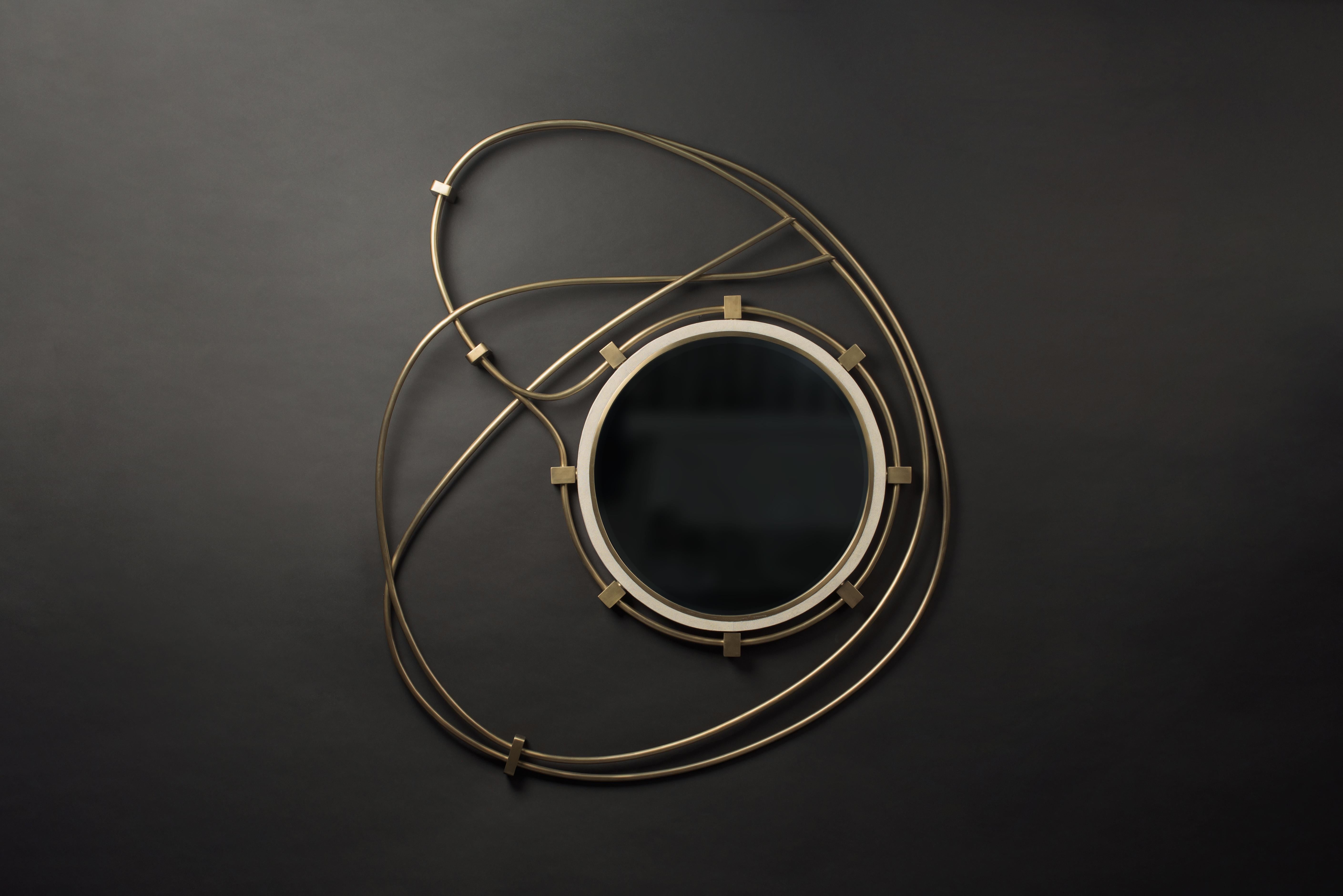 Espejo de piel de zapa con detalles de latón bronce-patina by Kifu Paris Hecho a mano en venta