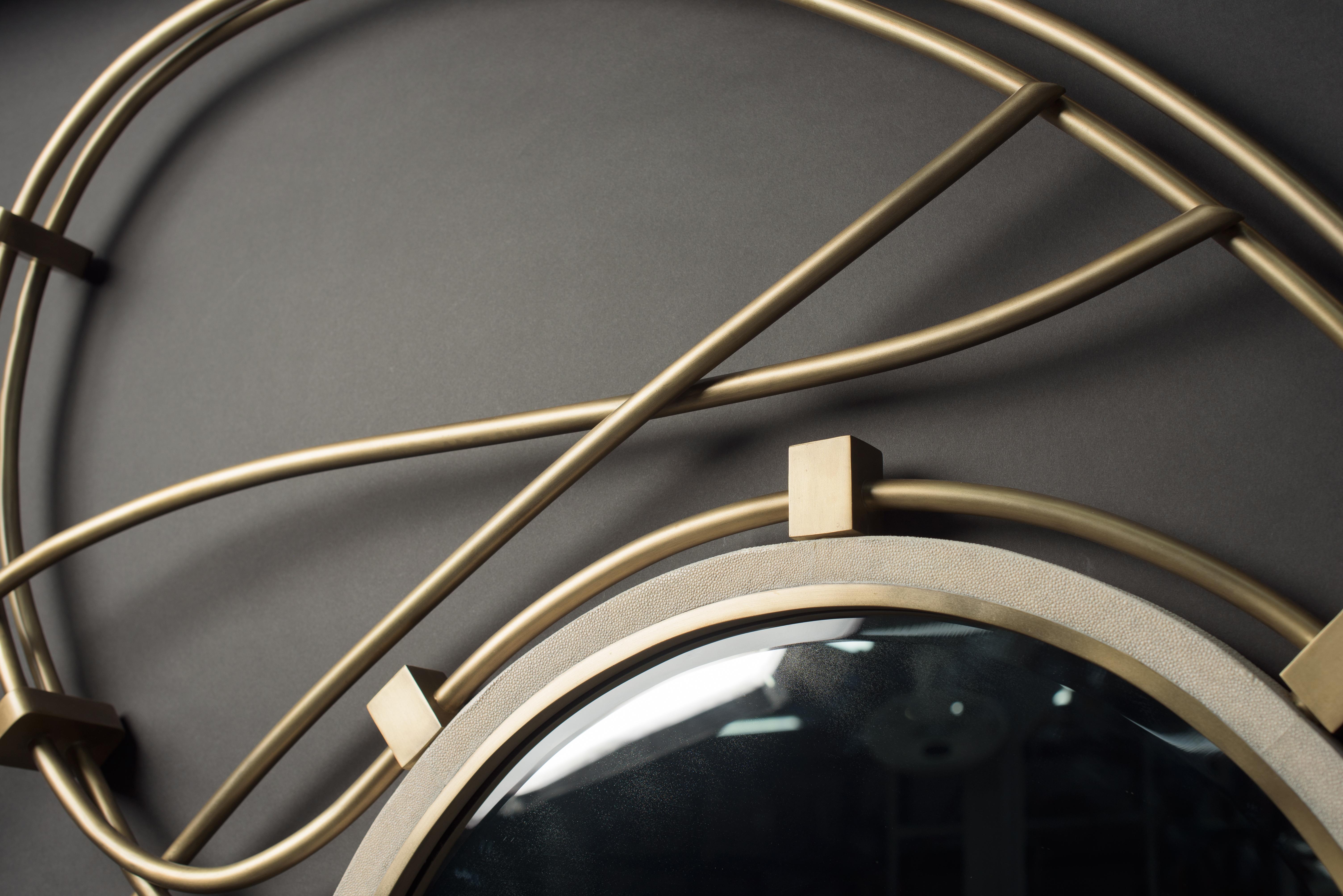 Espejo de piel de zapa con detalles de latón bronce-patina by Kifu Paris en Nuevo estado para la venta en New York, NY