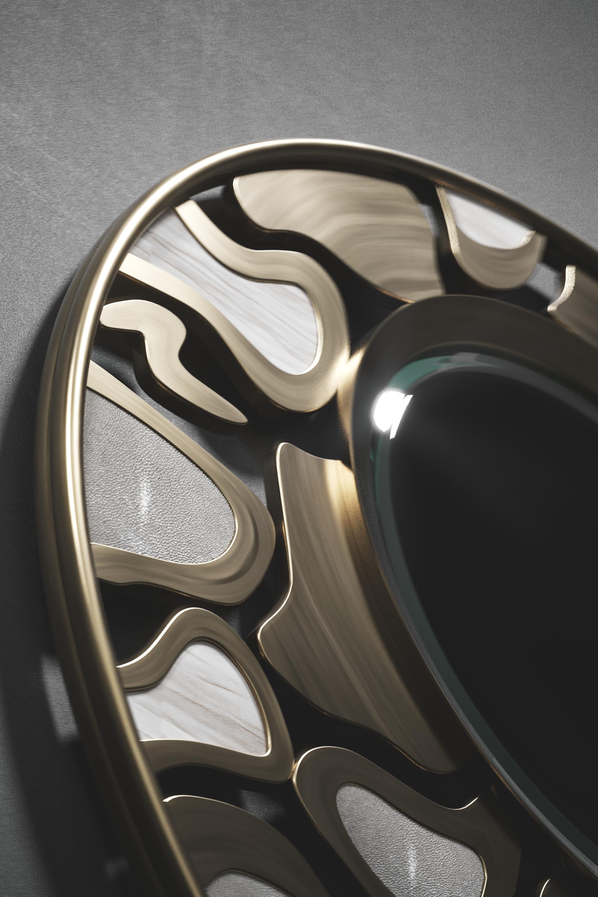 Miroir en galuchat avec détails en laiton patiné par Kifu Paris Neuf - En vente à New York, NY