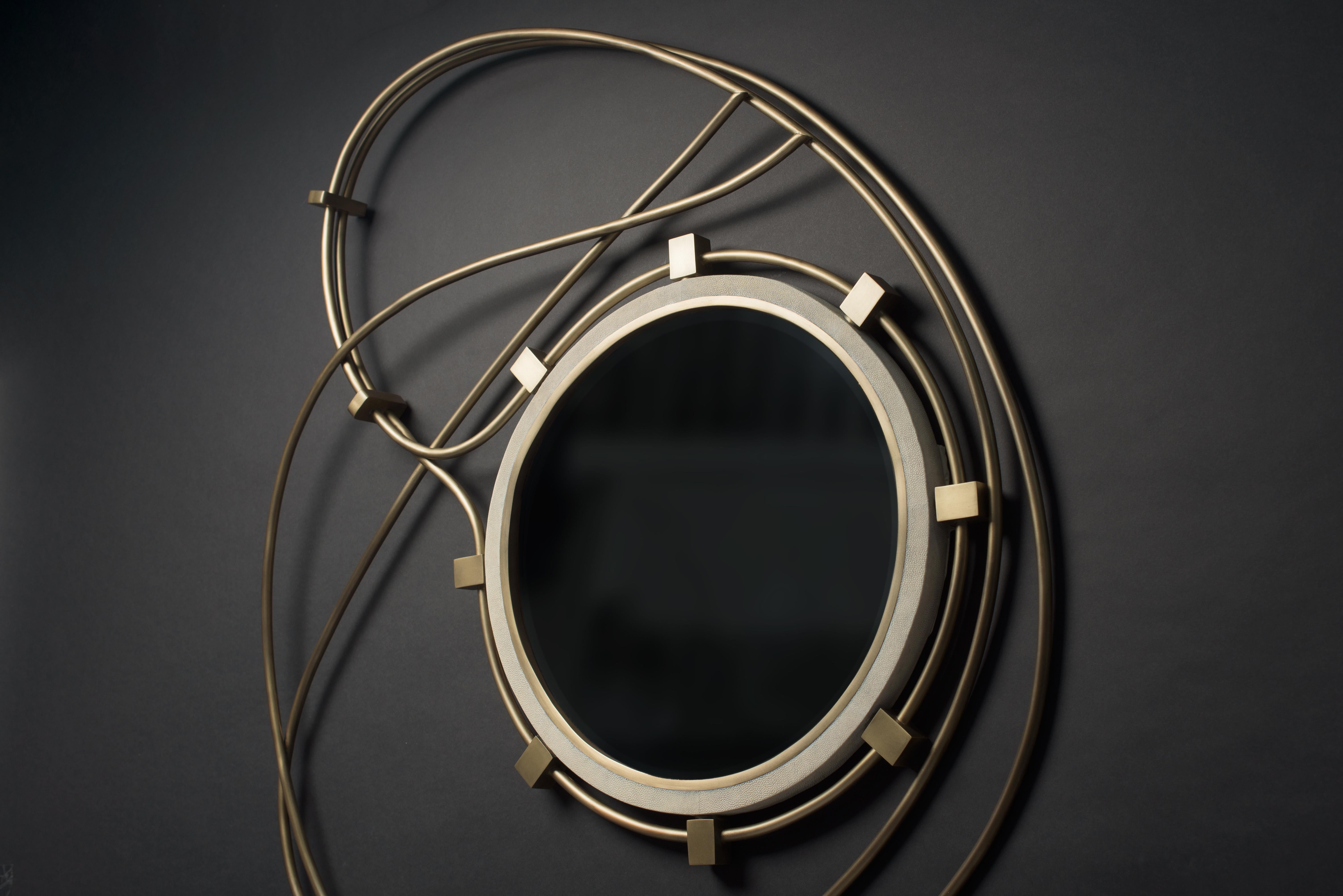 Espejo de piel de zapa con detalles de latón bronce-patina by Kifu Paris en venta 1