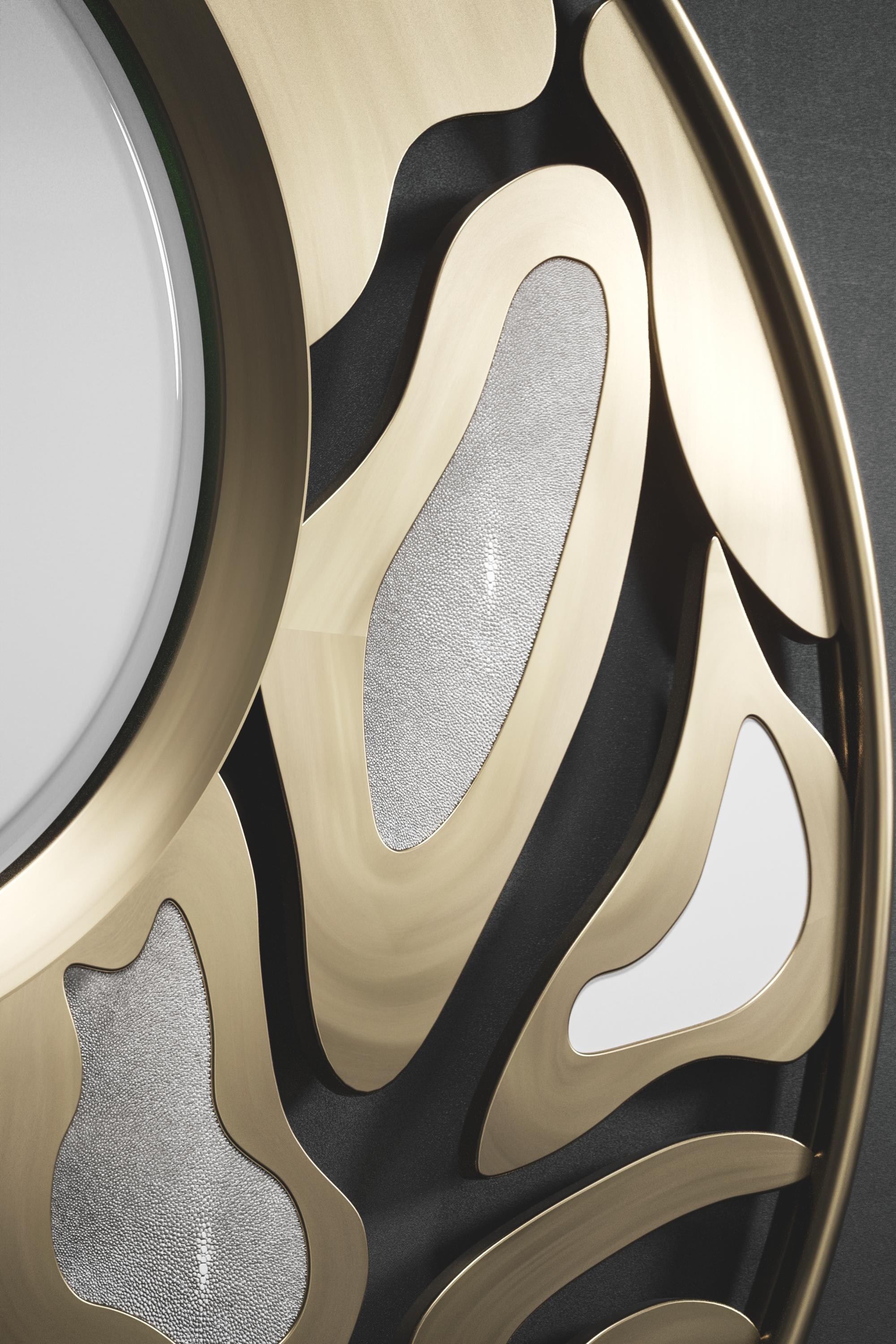 Miroir en galuchat avec détails en laiton patiné par Kifu Paris en vente 1
