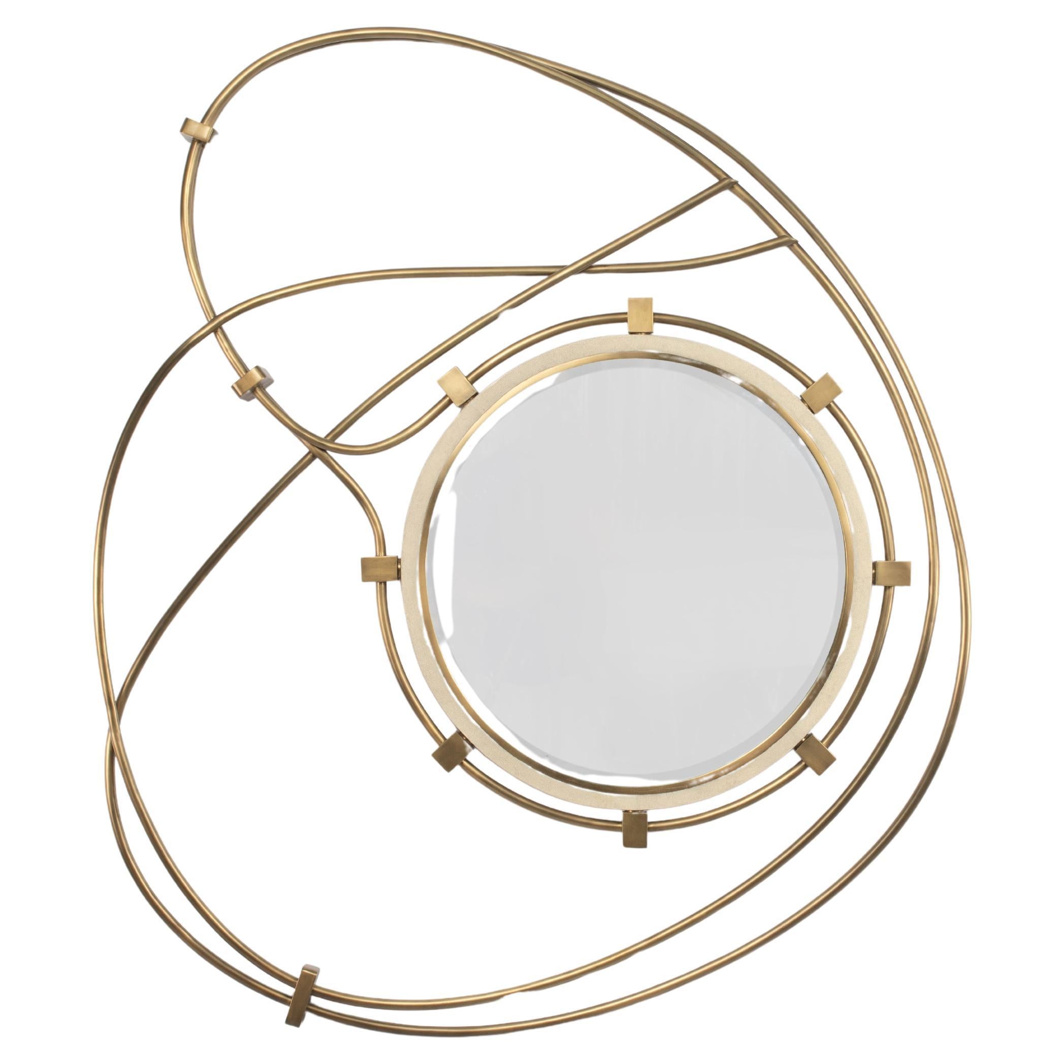 Espejo de piel de zapa con detalles de latón bronce-patina by Kifu Paris en venta