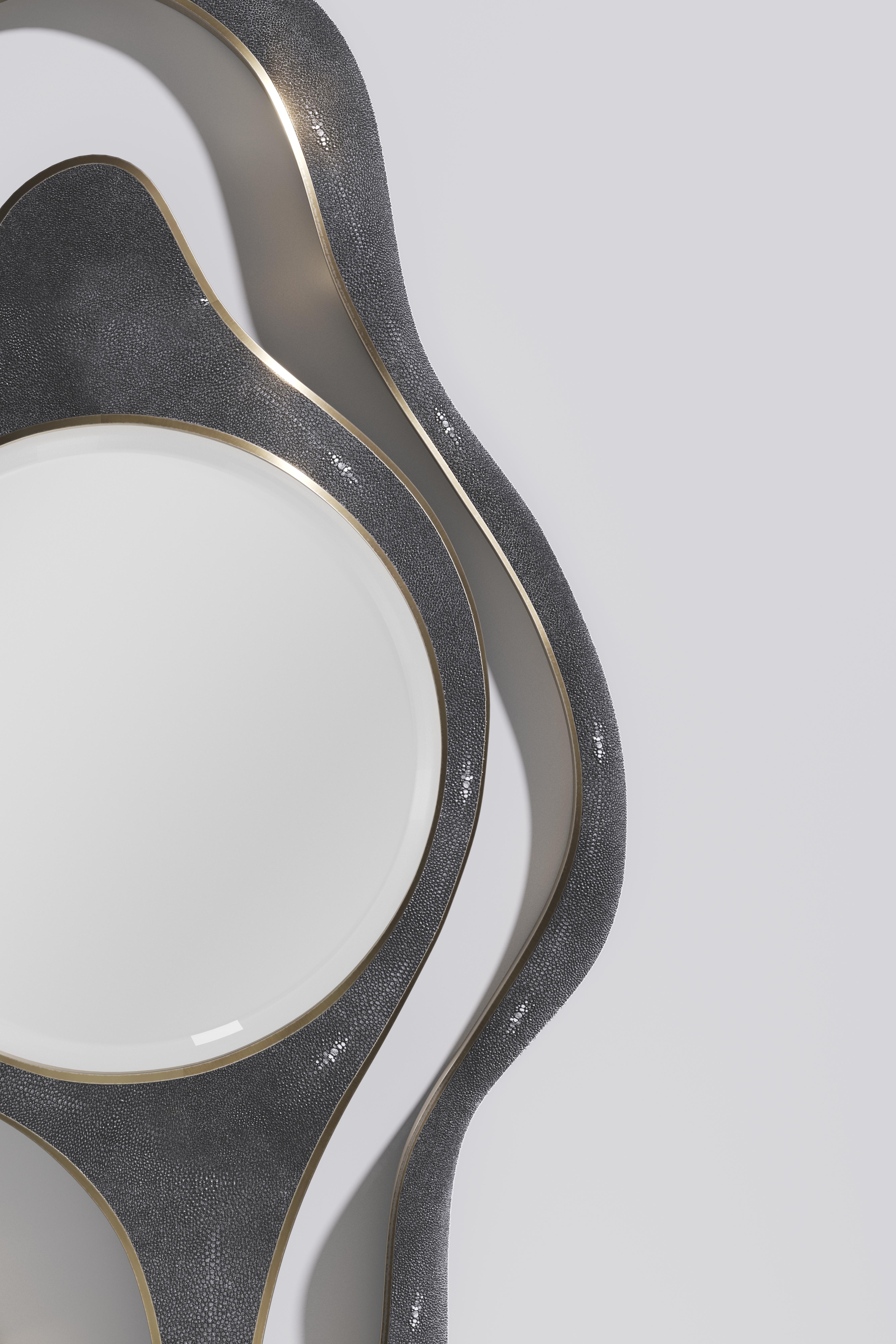 Miroir en galuchat avec coquillage et détails en laiton Patina par R&Y Augousti en vente 1