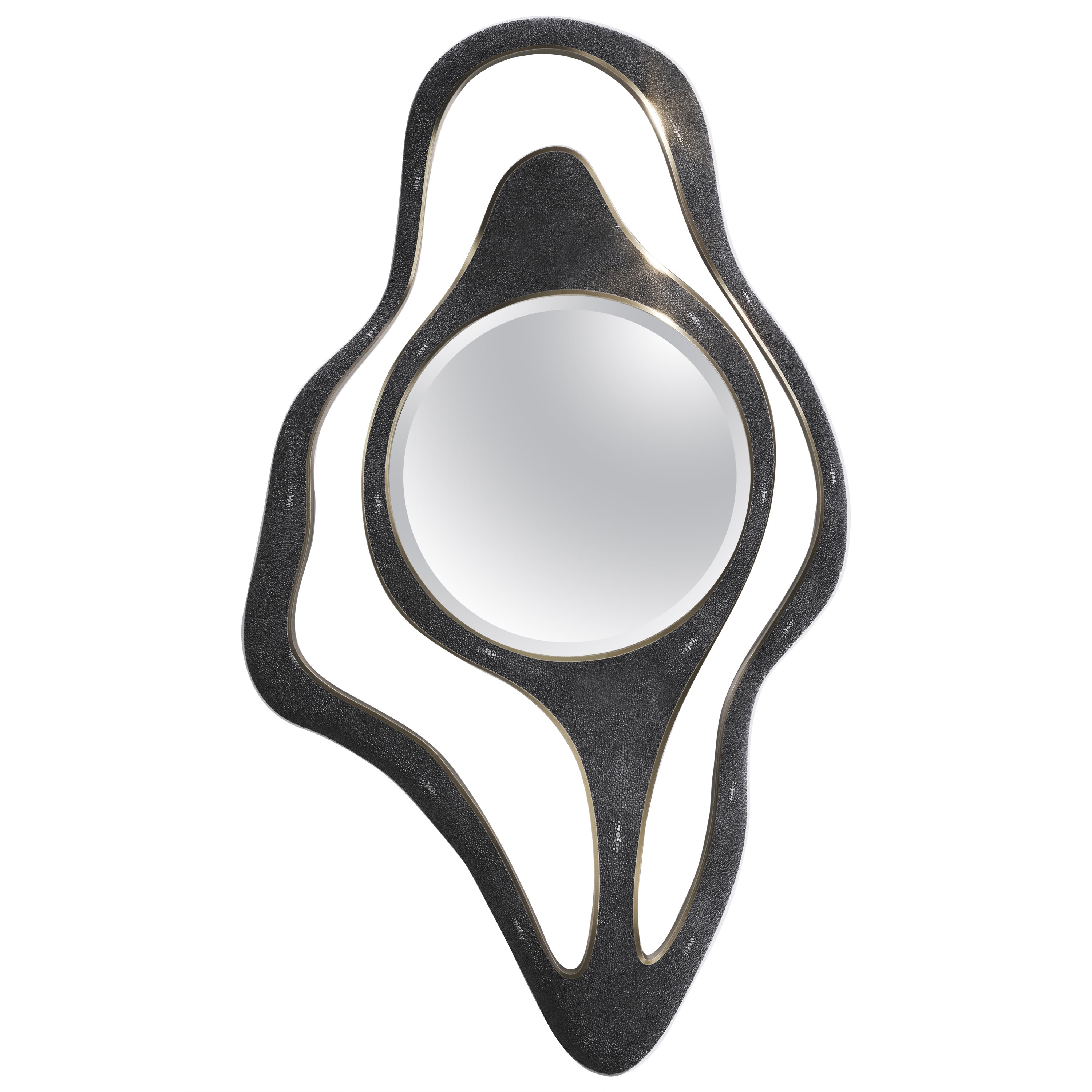 Miroir en galuchat avec coquillage et détails en laiton Patina par R&Y Augousti