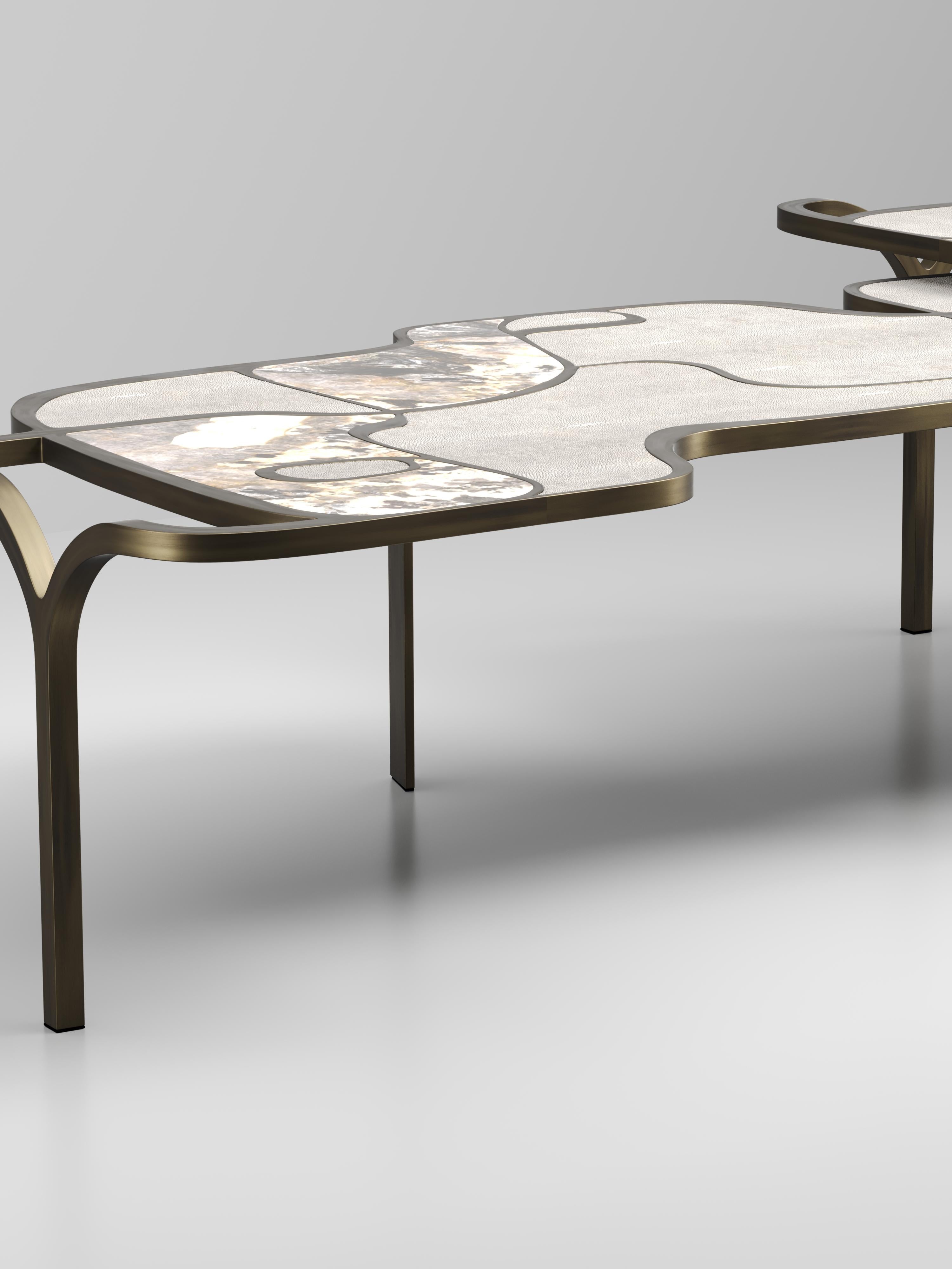 Tables basses gigognes en galuchat avec accents de coquillages et de laiton de R&Y Augousti en vente 11